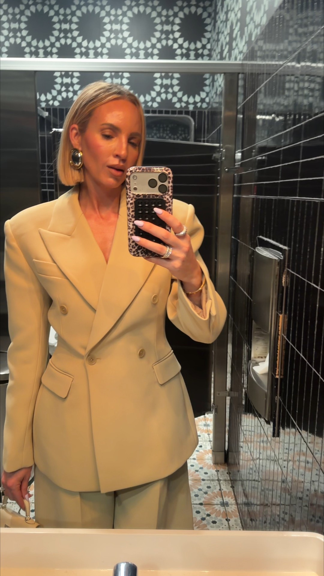 You all loved this outfit! It makes me so😊 wearing a small in the blazer and a small in the pants

#LTKdayinmylife #LTKvlog #LTKTall