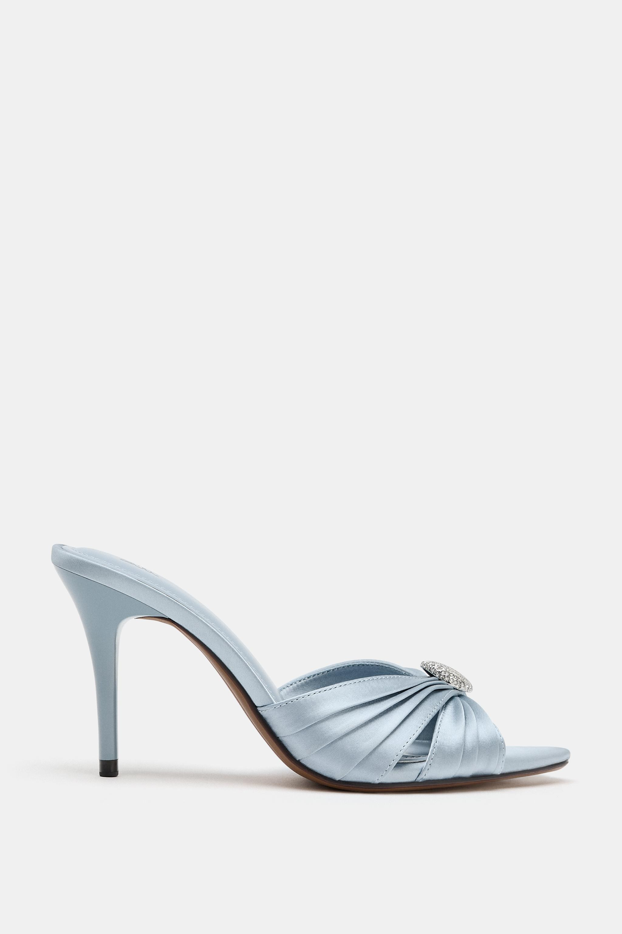 Slingback-Sandalette mit Absatz. Mule-Stil. Oberteil in Satin-Optik. Gl\u00e4nzendes Applikations... | Zara DE