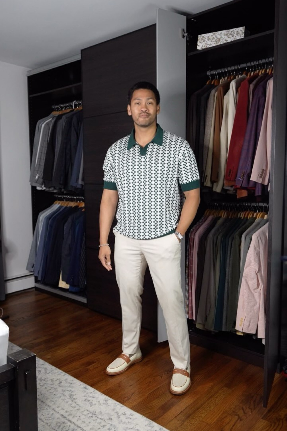 Knit polos are the soundtrack to my summer 🫡

Green with tan is the absolute move. A pairing I actually enjoyed because I usually would pair the polo with navy pants, but opted to keep things light with tan instead. As a guy who frequently runs hot, you already know every bit helps! 

Topped everything off with some two toned loafers from @marcnolan and we’ve got ourselves ready to take on the day ✌🏽

Polo @wearebound @revolve @revolveman 
Pants @suitshopofficial 
Watch @cartier 
Bracelet @davidyurmanmen 
Shoes @marcnolanshoes
