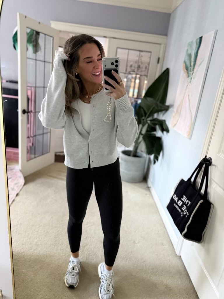 The perfect mix of comfy and chic for fall!

Fall outfit inspo, fall fashion, New Balance sneakers, black leggings, Abercrombie tee, casual fall outfit, everyday fashion

#LTKStyleTip #LTKBeauty #LTKSeasonal