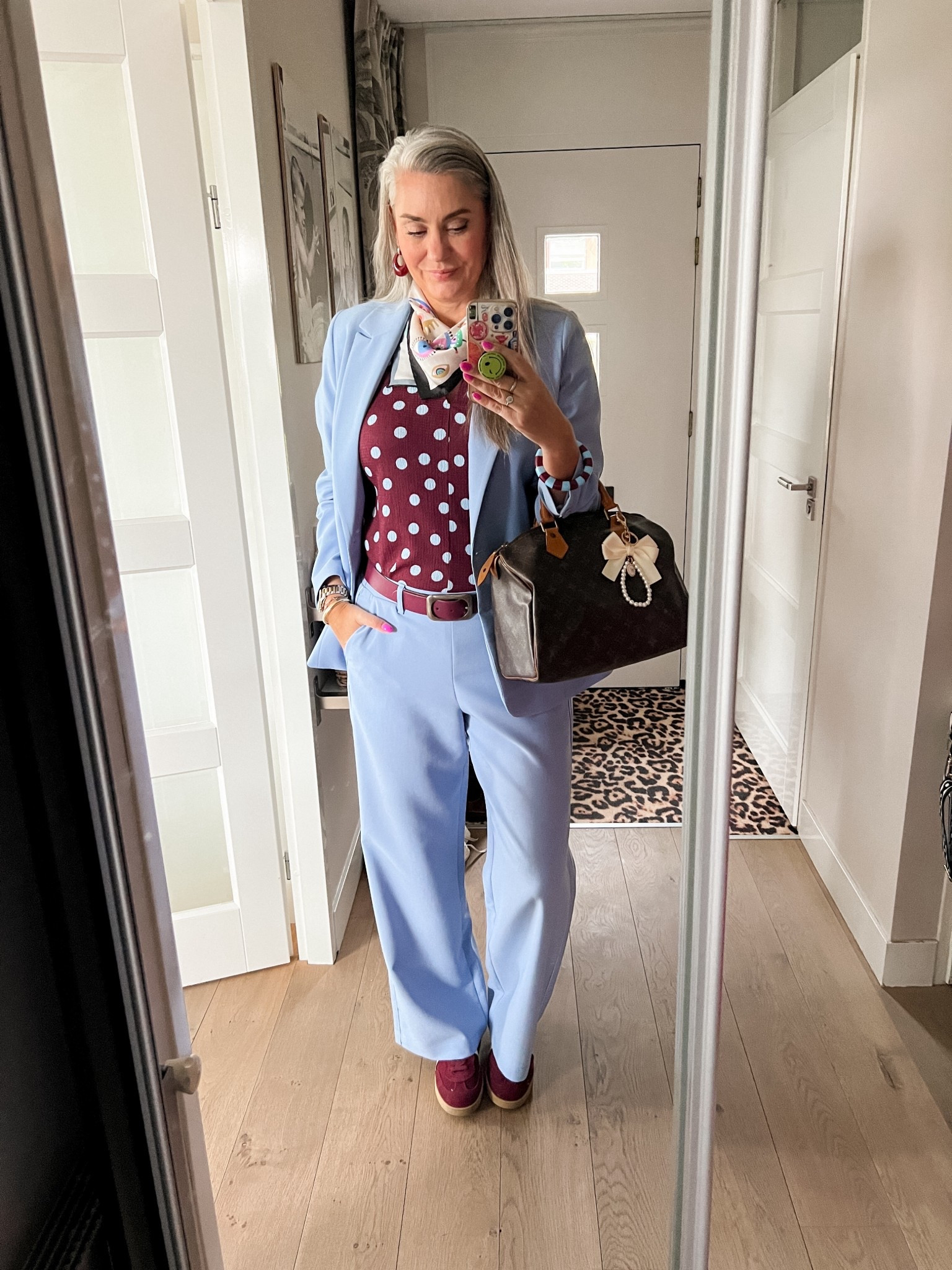 OOTD - Vrijdag. Het pak draag ik in maat 42 en de top in maat M. 

Blazer: https://ms-mode-nl.mtpc.se/5916301
Pantalon: https://ms-mode-nl.mtpc.se/5916299
Top: https://ms-mode-nl.mtpc.se/5916306

Bordeauxrode suède sneakers en Louis Vuitton Speedy 30. 

#LTKnederlands #LTKeurope #LTKwinter