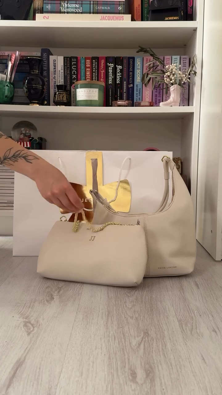 unbox with me, my katie loxton package 💌 | @katieloxton #katieloxton #klicons 

— 15% off with code KLDTG5QO 
.
.
#unboxingreels #unboxwithme #katieloxtonbag #handbags #bridalbags #bridetobe #2025bride #unboxing

#LTKwedding #LTKuk #LTKbag