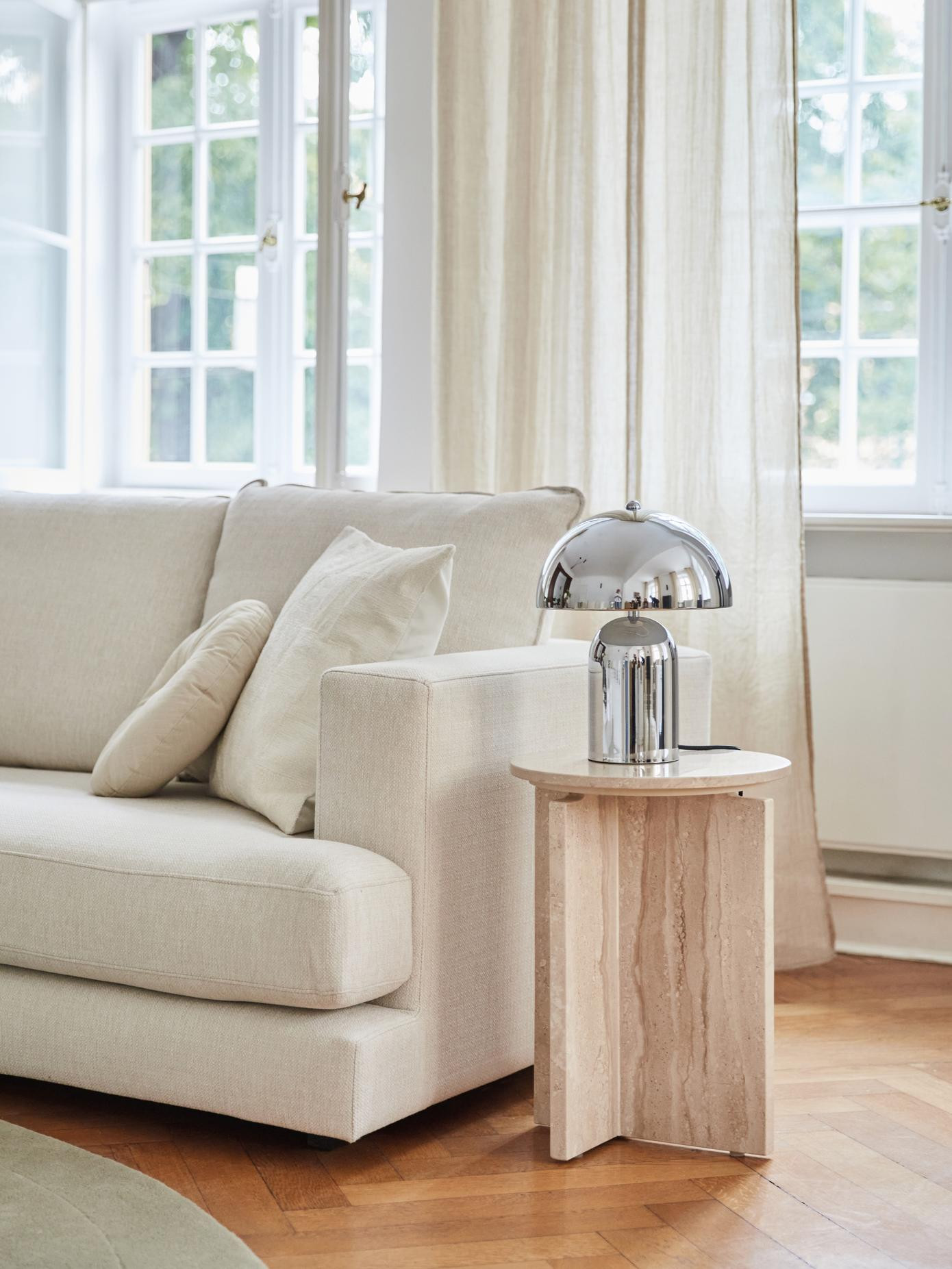 Mesa auxiliar redonda de travertino Marisa | Westwing EU