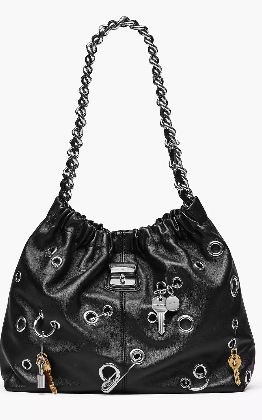 I had to have her ! This bag is so unique and so my vibe. I will unbox her when she arrives 🖤😍