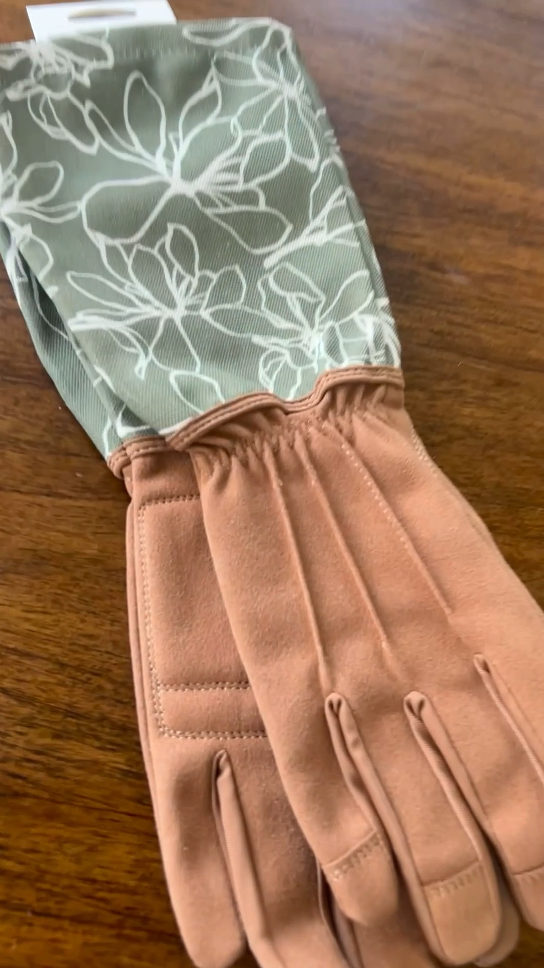 Hermosos guantes para jardinería , un color y estampado súper lindo !
Who said we can't dress cute when doing our gardening?🤭
#garden #spring #home #jardinneria #vases #gardenplanters #outdoors 

#LTKselfcare #LTKHome #LTKmomlife