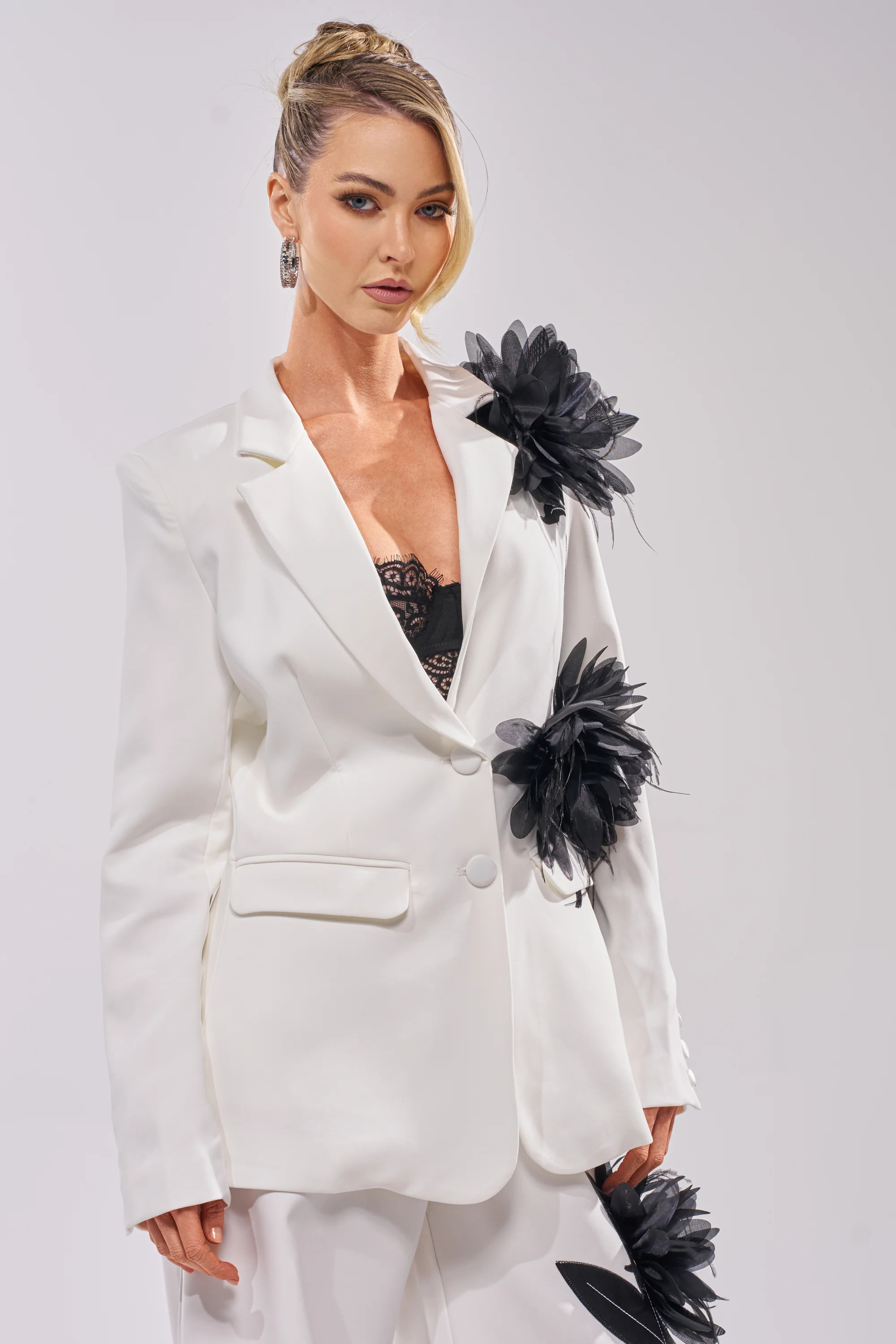 IN FULL BLOOM APPLIQUE BLAZER | AKIRA