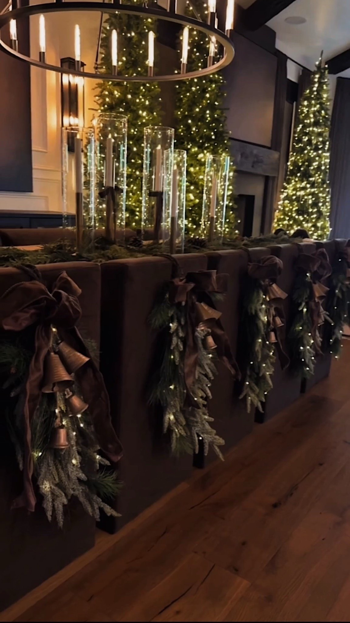 Moody Christmas magic 🖤✨ Elegant greenery, warm lights, and timeless details — the coziest way to style the season.

#MoodyChristmas
#HolidayHomeDecor
#ChristmasInspo
#NeutralHolidayStyle
#CozyChristmasVibes
#ElegantHolidayDecor
#TimelessChristmas
#ModernHolidayHome
#ChristmasDecorIdeas
#HolidayStyling




#LTKStyleTip #LTKHome #LTKU