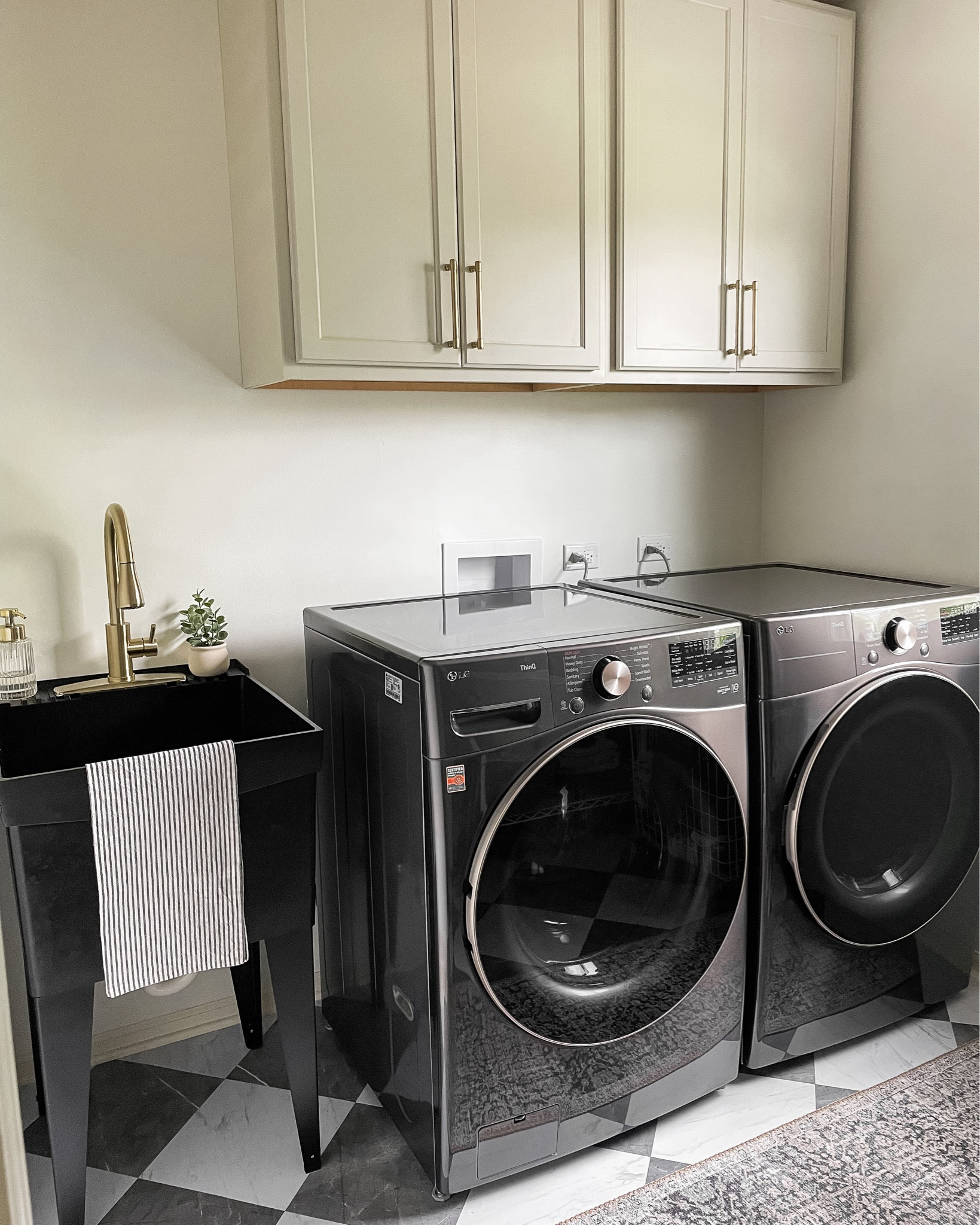 ✨LAUNDRY ROOM STILLS✨

This space has come such a long way since the beginning of the year. We still have lots more to do in here, but it’s functional and it’s still pretty! Hopefully by the end of the year we’ll have it all finished 🙃

#LTKHome #LTKStyleTip