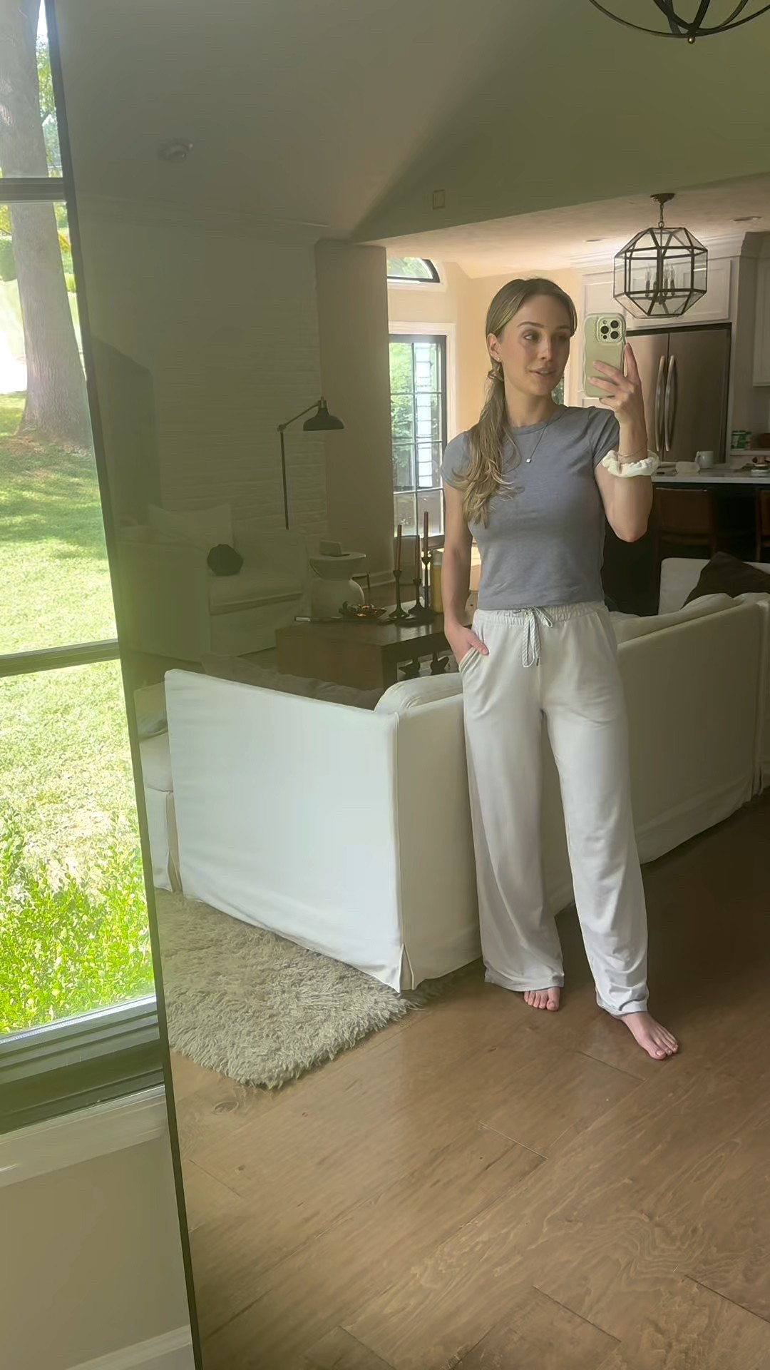 Vuori nailed the balance between comfy + cool. I wear the Halo Essential Wideleg Pant + Halo Baby Tee with sneakers, sandals, or barefoot at home! Elevated loungewear that doesn't fall apart in the wash? Yes please!!
#vuoripartner @vuoriclothing 
