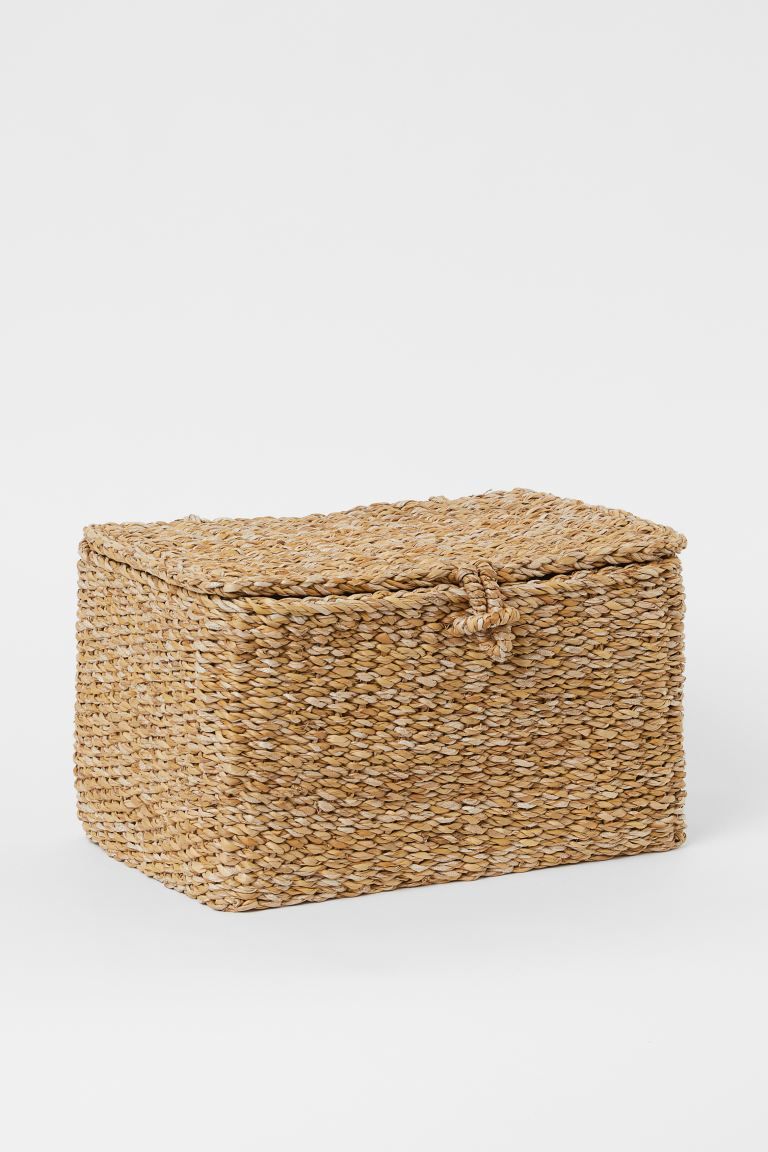 Rectangular storage basket in seagrass with a lid. Height 7 3/4 in. Width 9 1/2 in. Length 13 3/4... | H&M (US)