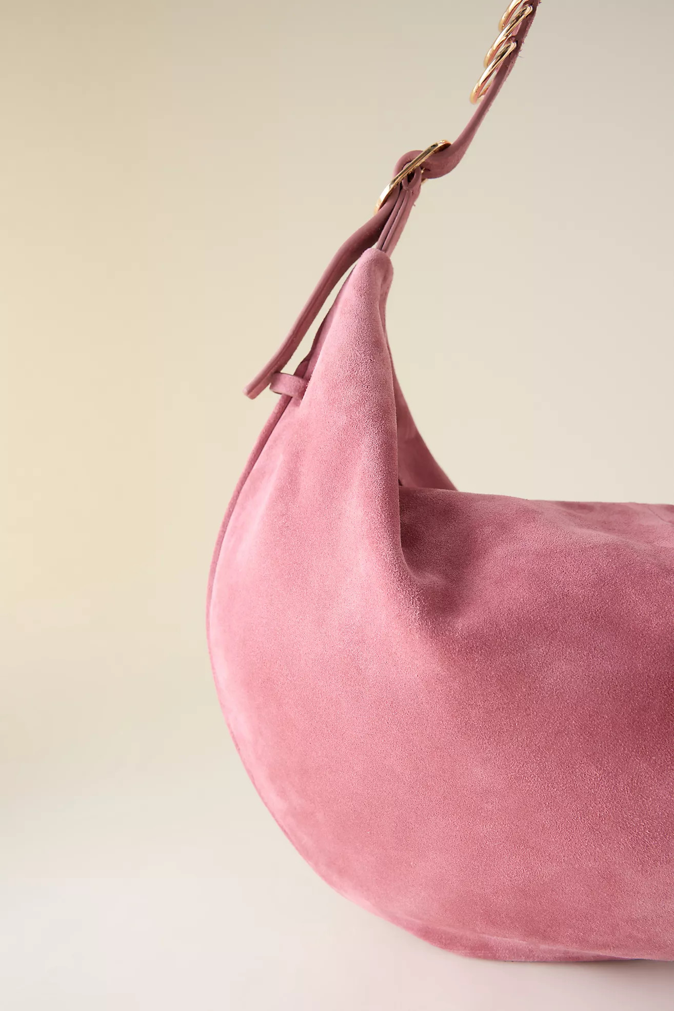 Abgerundete Schultertasche aus Wildleder mit Schnalle | Anthropologie (EU)