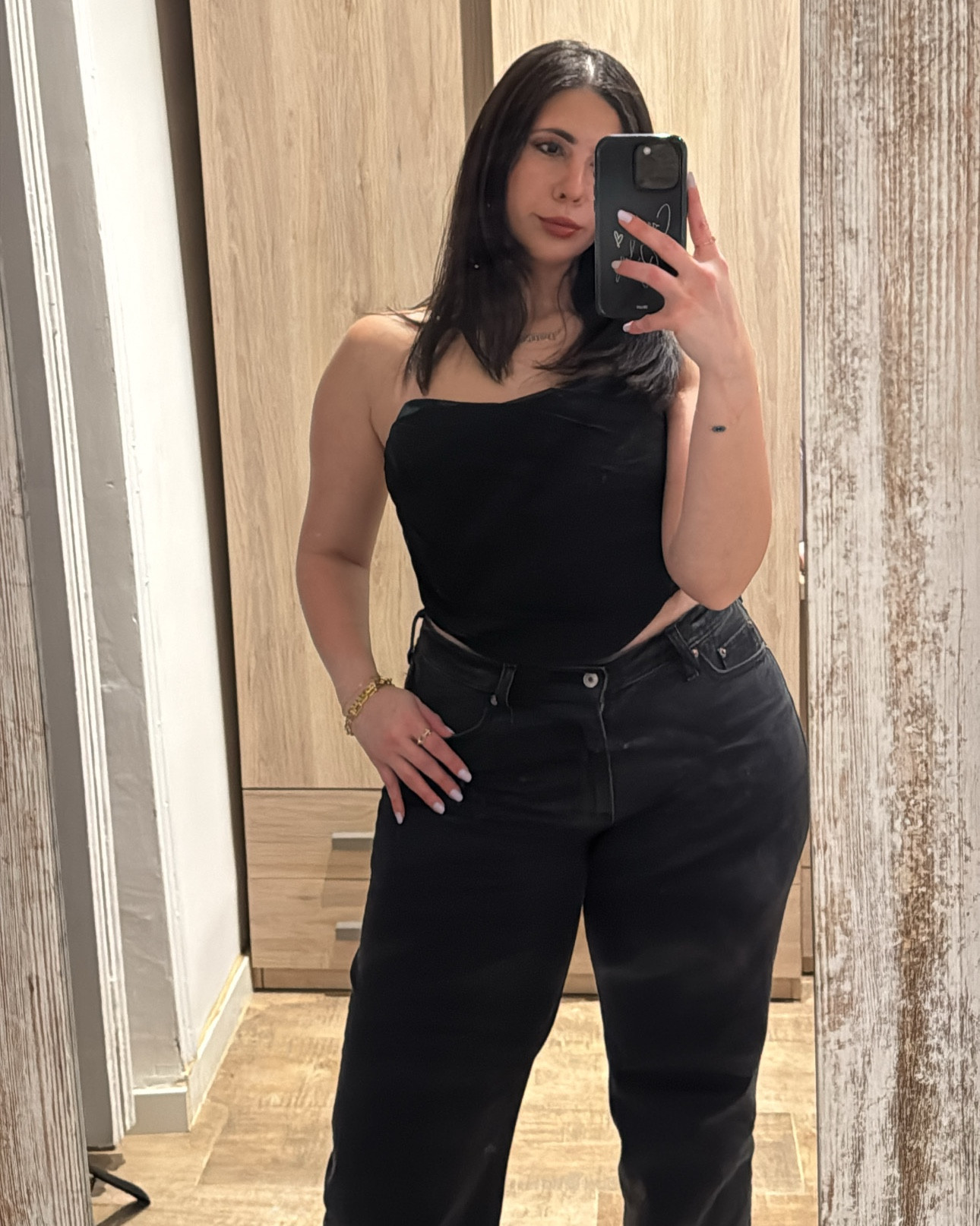 Another all black outfit with a touch of brown 🤍
Top: M
Jeans: 29 regular 
Coat: L @zara