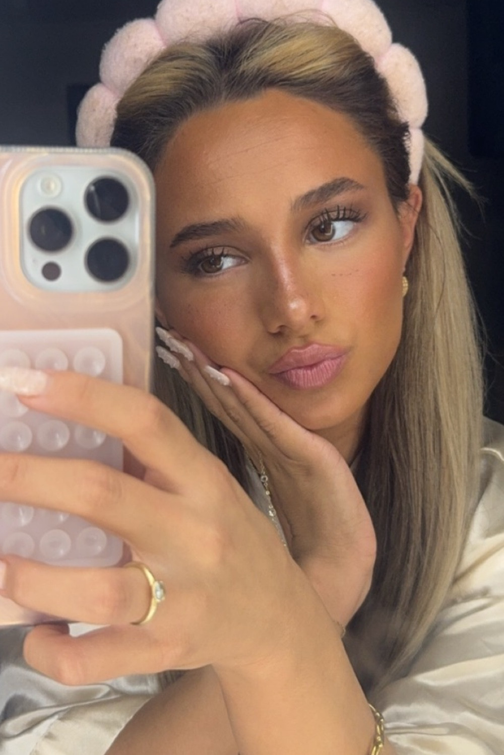 #LOrealParisPartner #ad 3 easy steps you don’t even need a brush🤎The Le Shadow Sticks are super blendable and give a cooling feel on the lids—perfect for an effortless look in seconds!
#LOrealParisMakeup #TargetPartner #Target @LorealParisUSA @Target