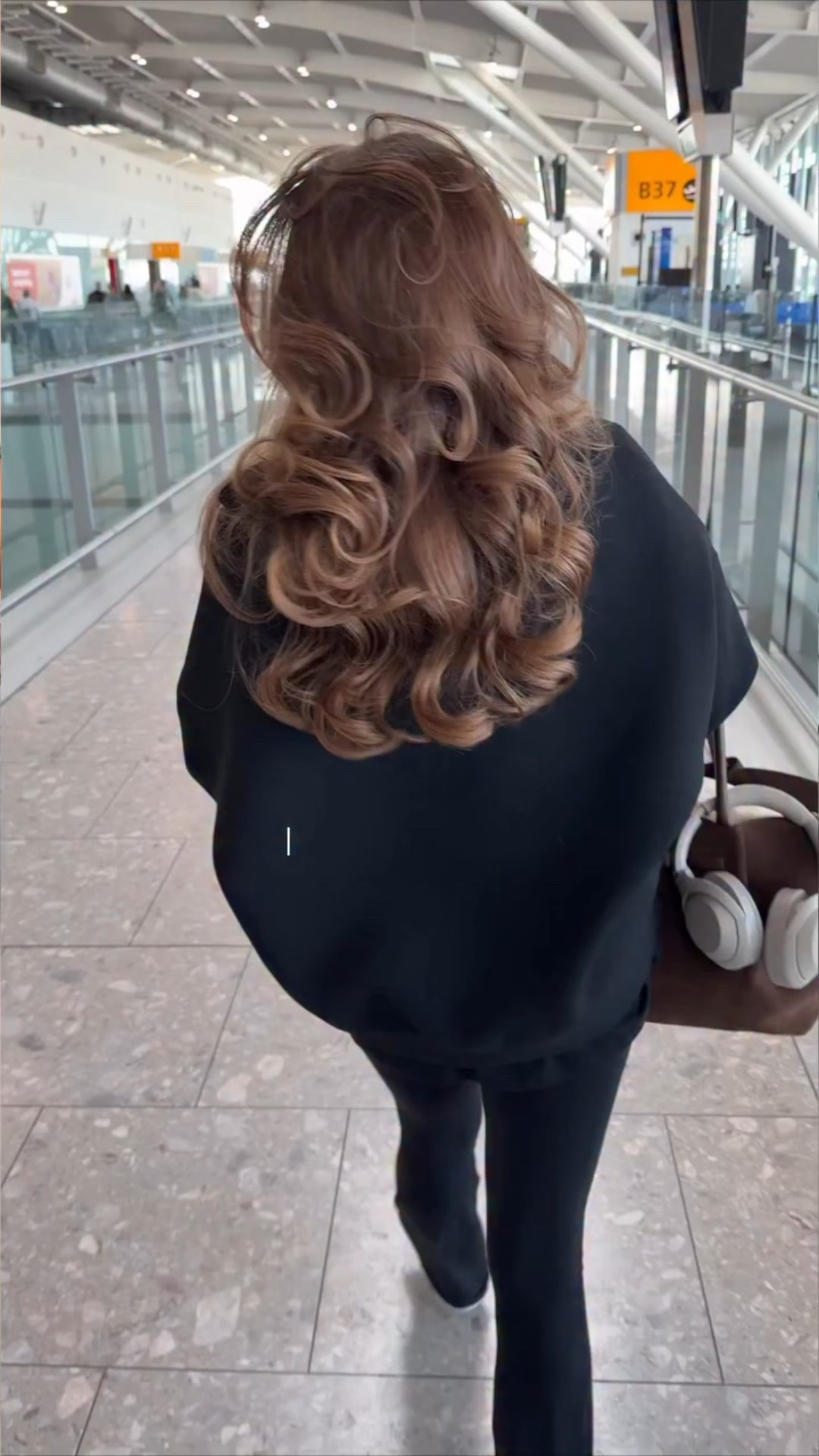 princess hair is all in the PREP !!! here’s the routine + tutorial for my go-to bouncy blowout ✍🏼✨🪄🎀

products: 

@redken abc leave-in treatment 
@kerastase_official glaze milk 
@lorealpro flex pli 
@dyson airwrap coanda