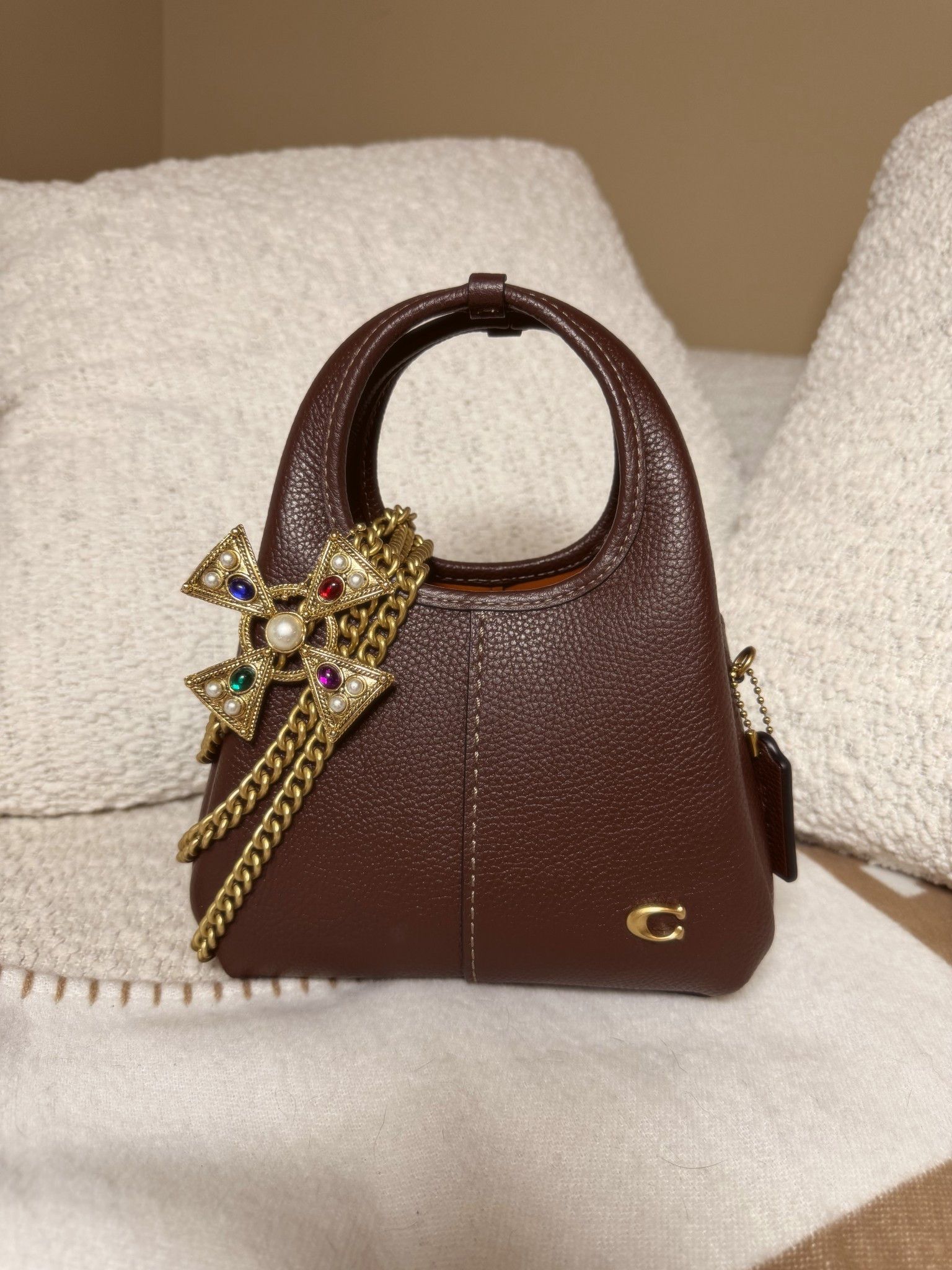 Bag of the day 👜 Coach Lana 19 with the crossbody chain wrapped around 3 times and a broken brooch chained on 💗

In the color maple
Coach mini bag
Coach purse