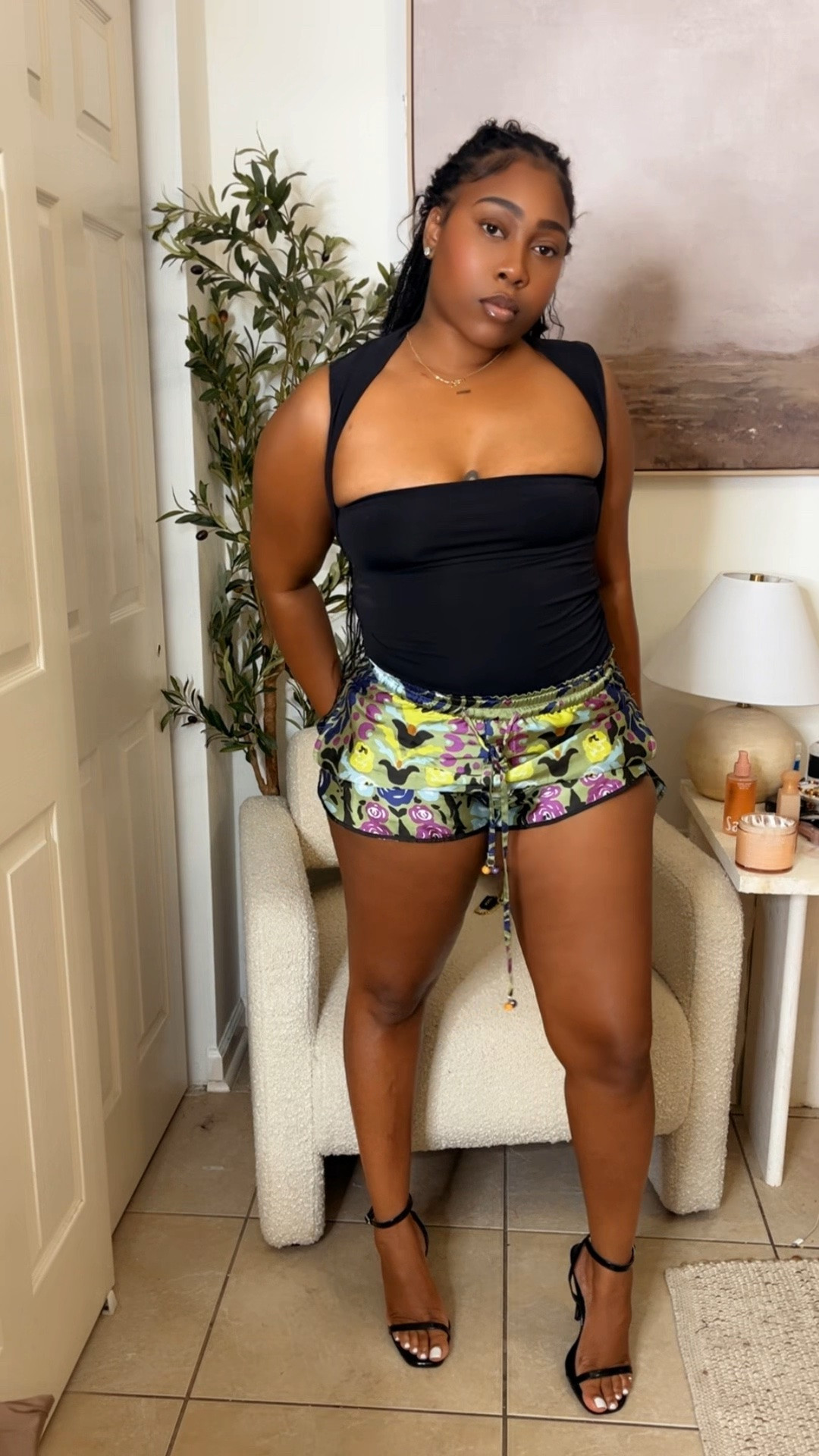 Outfit of the Day 🖤💚
Top: @Aritzia  
Shorts: @Zara 
Heels: @fashionnova 
#ootd #ootn #fashiontiktok #fyp #datenight