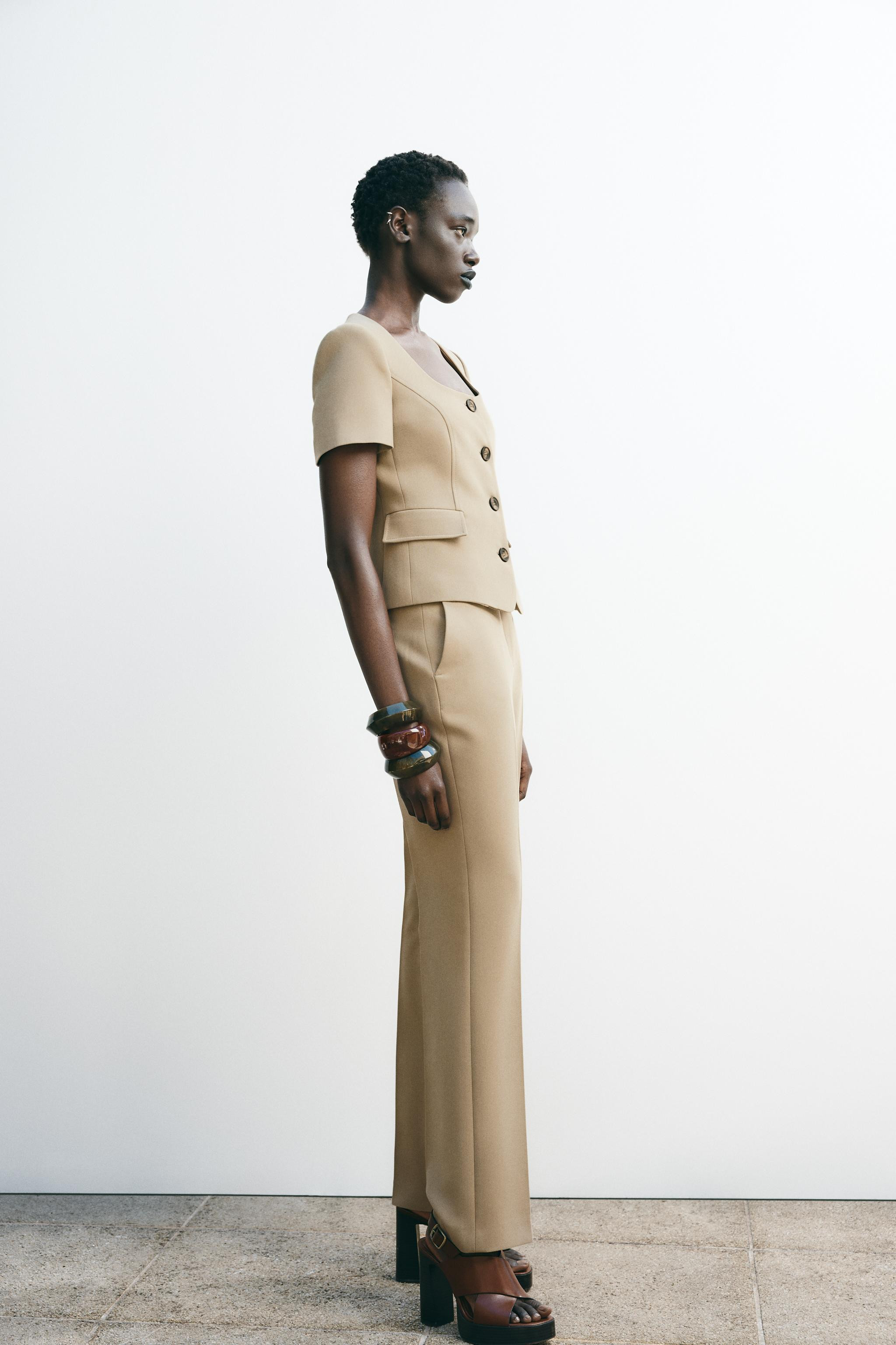 Round neck, short sleeve blazer with shoulder pads. Front flap pockets. Front button fastening. | Zara UK