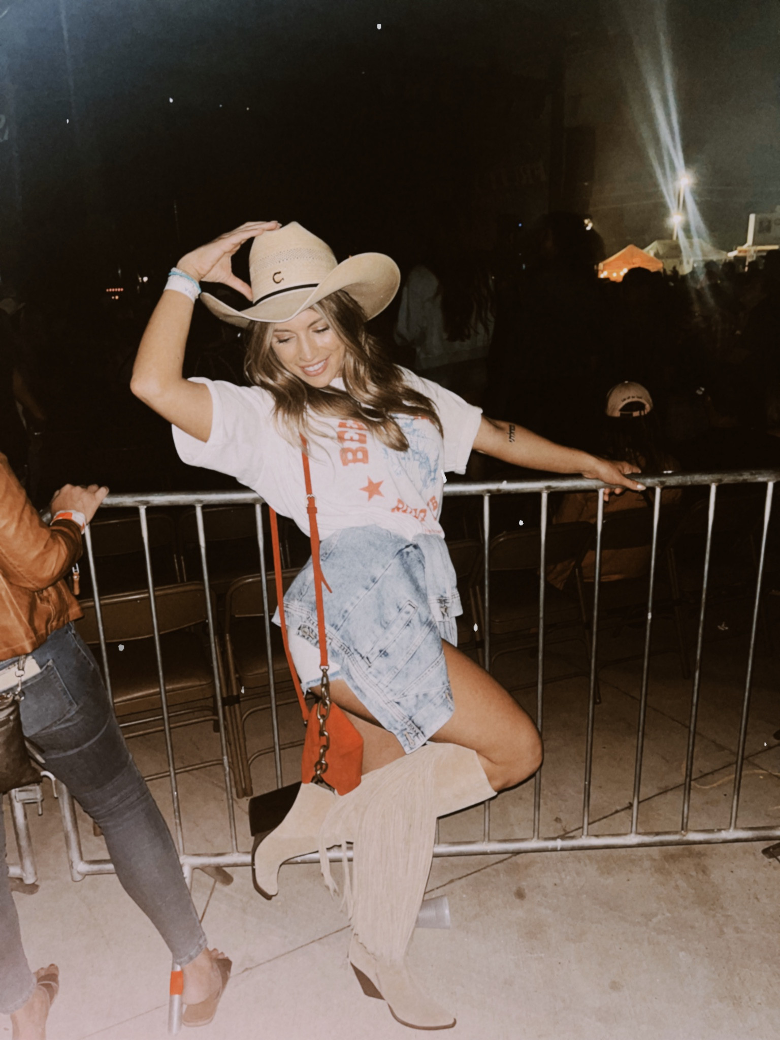 Koe Wetzle was amazing!🙌🏼🍻
Wearing a size M in the shirt so it can be worn as a dress! Boots are extremely comfy, but size up if you have larger calves!