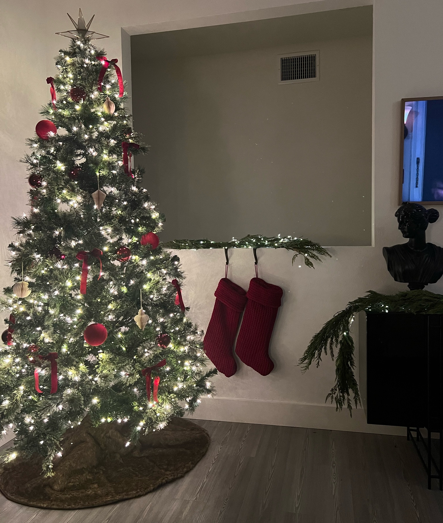 Classic Christmas Decor ♥️ 

#LTKHoliday #LTKhome #LTKSeasonal
