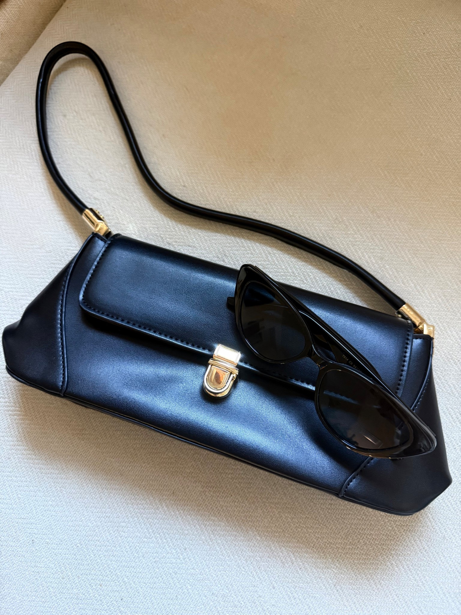 This combo is giving effortless ✨🤎
Obsessed with this boho bag — the texture + neutral vibe = everything and it’s UNDER $20 🙌

Paired it with these cat eye sunnies that look way more expensive than they are… UNDER $10 😳

Amazon, Amazon find, bag, handbag, glasses, sunglasses 

#LTKgrwm #LTKootd #LTKSaleAlert