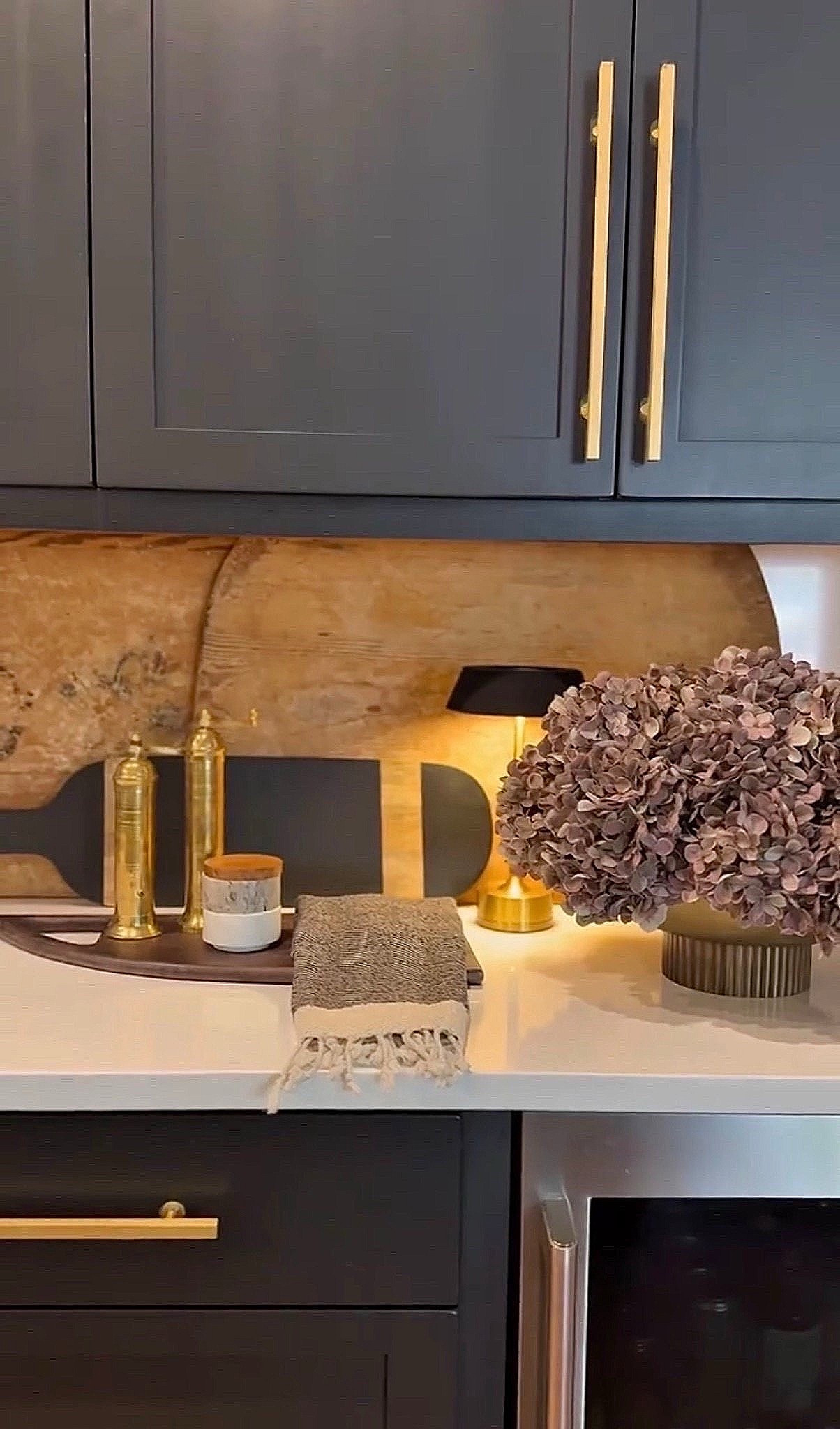 The mini lamp, brass accents, cutting board, and fresh hydrangeas add the perfect touch of warmth to this kitchen corner. Loving these neutral details that make the space feel inviting and modern.



#kitchendecor #neutralhome #warmdetails #moderndesign #homeinspo #kitchenstyle #summerthompsonstyles


#LTKHome #LTKfoodie #LTKdayinmylife