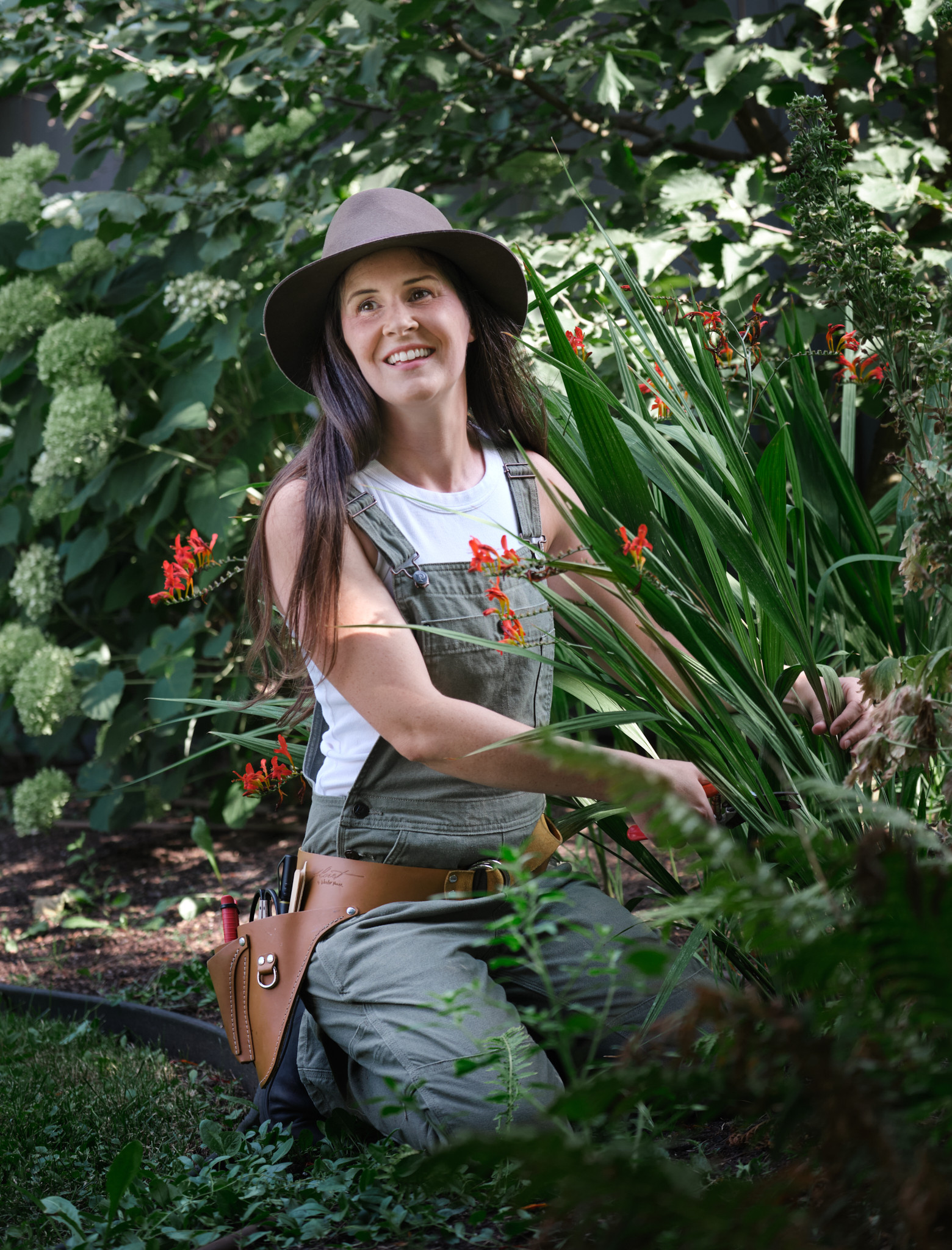 I LOVE crocosmia 🌹 overalls are Patagonia and the tool belt is a special release from Floret Flower 