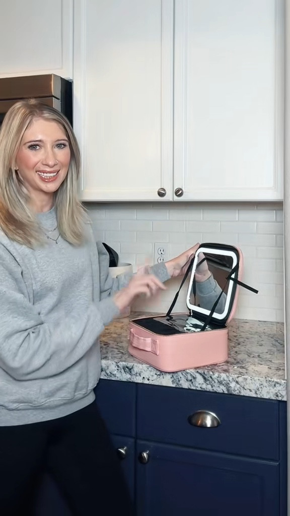 Obsessed with this makeup bag that has a lighted mirror!! 

#LTKFindsUnder50 #LTKBeauty #LTKGiftGuide