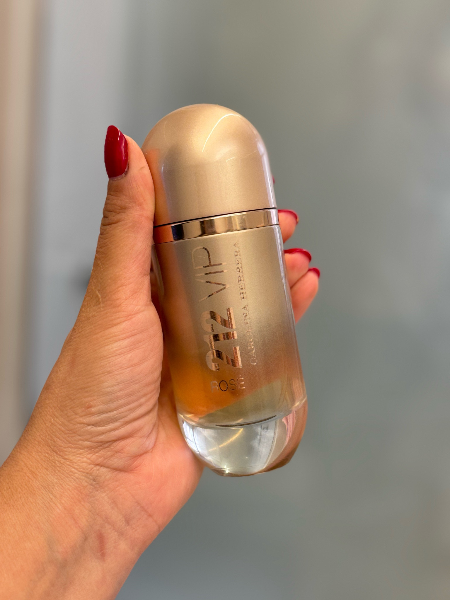 212 VIP Rose
Sensacional, por muito tempo usei com do, pois amo a fragrância. Atualmente? Uso no dia a dia, pois tenho medo que perca a fixação. 

#LTKbeauty #LTKbrasil #LTKwinter