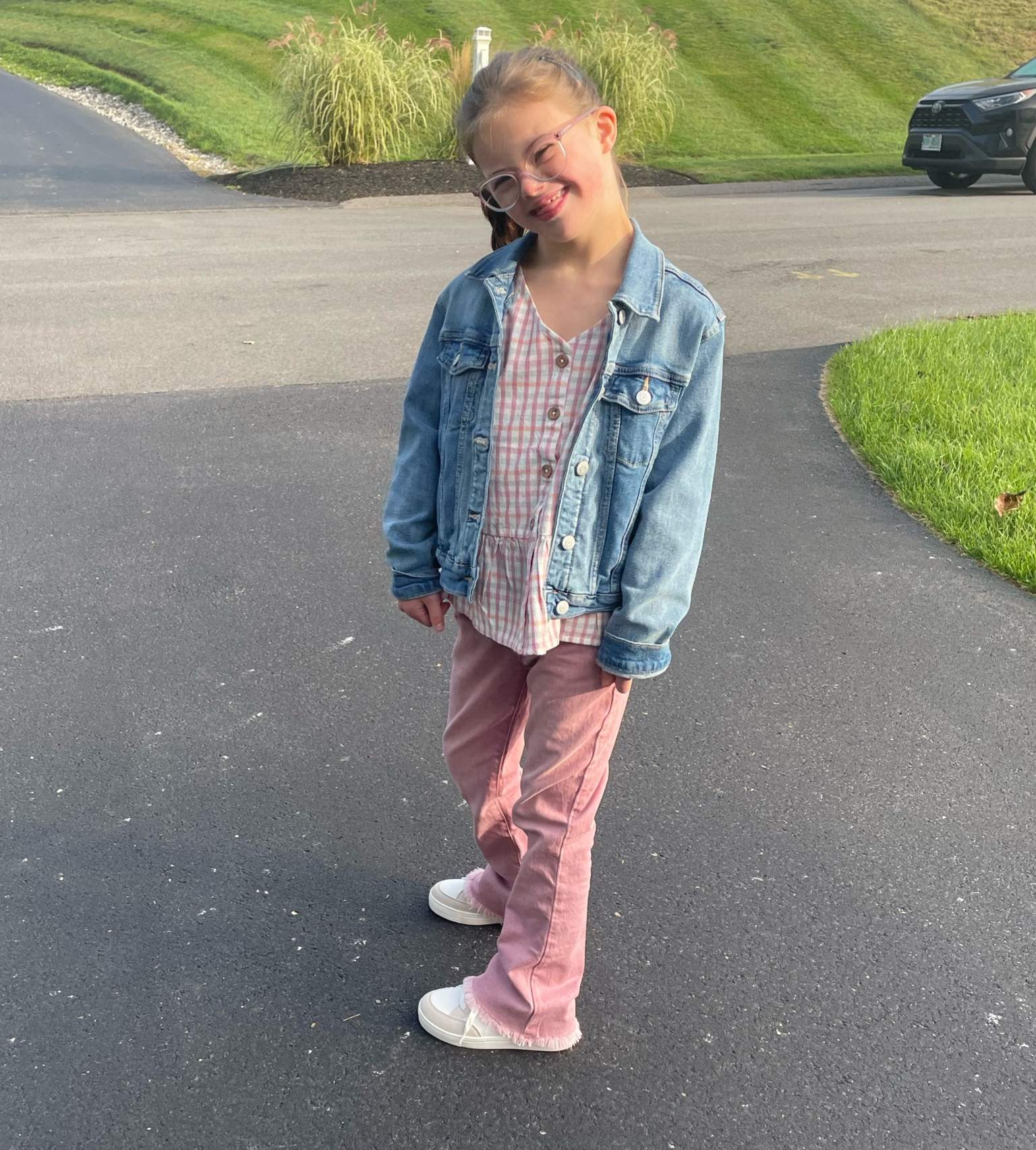 Girls outfit, girls sneakers, girls jeans, girls flare jeans 