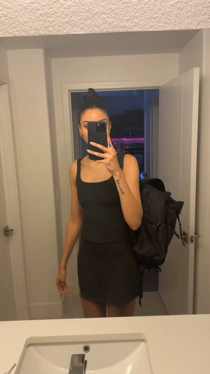 Casual workout outfit 💅🏽 Wore this to the gym for a quick walk and Pilates circuit and went to happy hour right after. We love a good transitional outfit 🤌🏽