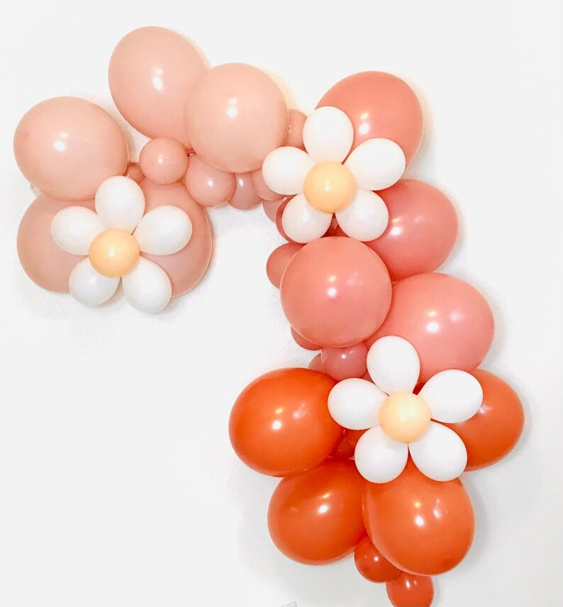Daisy Balloon Garland, Groovy Baby, Daisy Flower Balloon, Groovy Party, Daisy Party, Boho Daisy, ... | Etsy (US)
