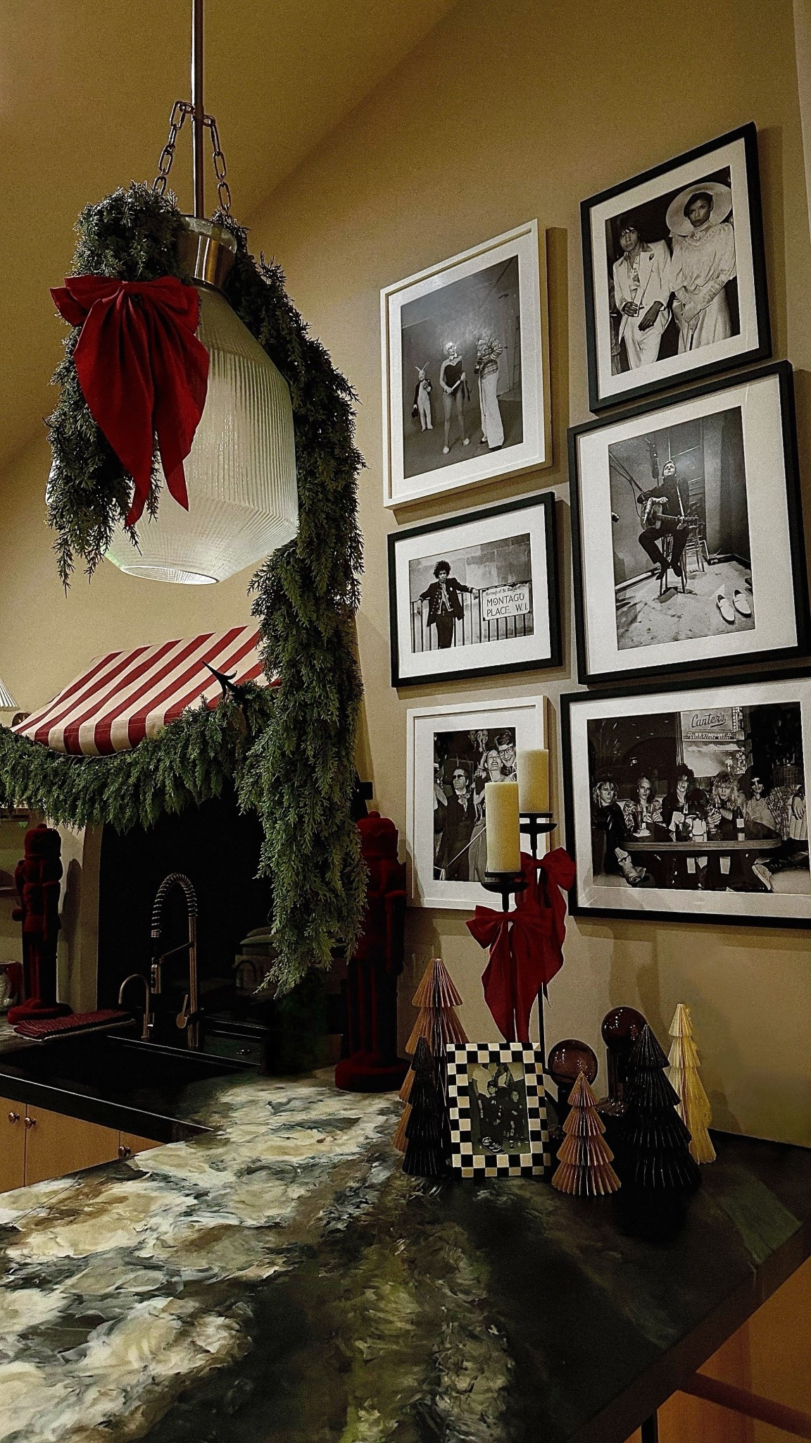 Mrs. Claus at work🎅🏽

#LTKdayinmylife #LTKHome #LTKHoliday