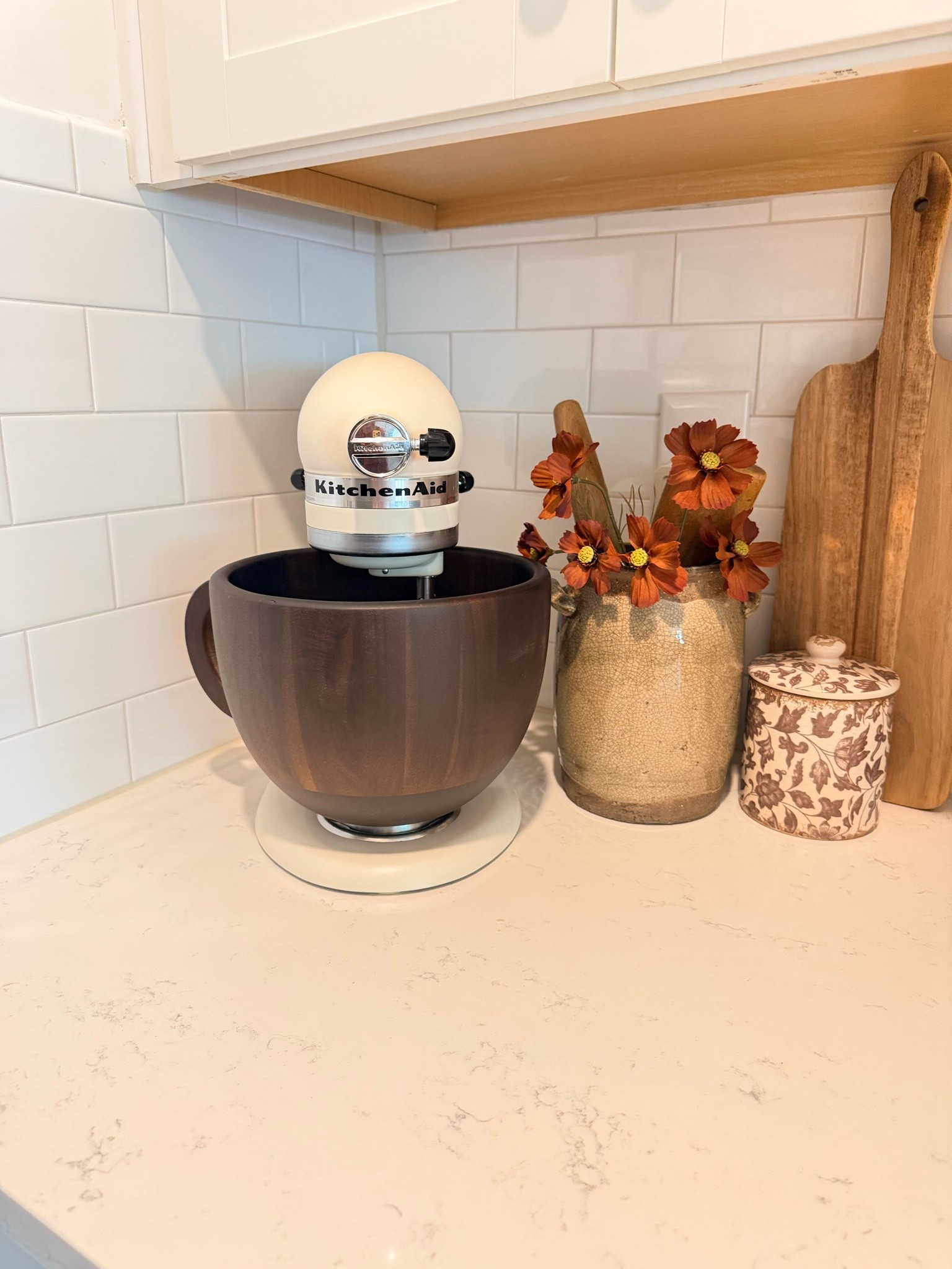 My KitchenAid just got a serious little upgrade. 🤎 This beautiful acacia wood mixing bowl from SpaceAid is not only functional, but pretty enough to leave out on the counter.

I’m always here for a practical kitchen piece that also happens to look good. 🙌🏼