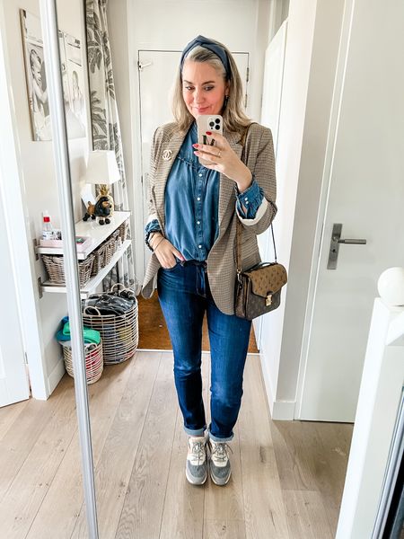 Outfits of the week 

Double denim look for some Sunday shopping. Denim shirt with ruffles (old, C&A), Levi’s 724 straight jeans (30/34), oversized plaid blazer (M). Louis Vuitton Pochette Métis reverse and wooly sneakers (van Haren). 



#LTKcurves #LTKeurope #LTKitbag