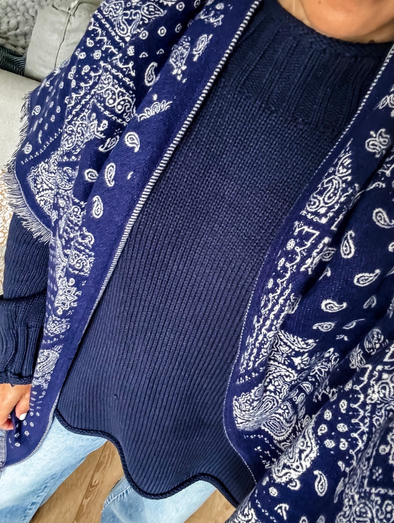 Code FF20. SMALL NAVY BLUE SWEATER