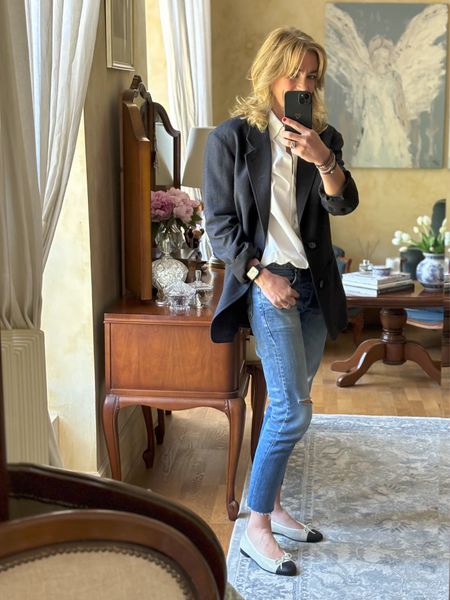 All the classics
.
Blazer @laurencebras
Shirt @vanessabruno
Jeans @sandro
Ballet pumps @chanel
.
#mymidlifefashion #styleover50 #fashionover50 #mystyle #outfitideas #keepingitsimple #springfashion #chanel 

#LTKSeasonal #LTKstyletip #LTKover40