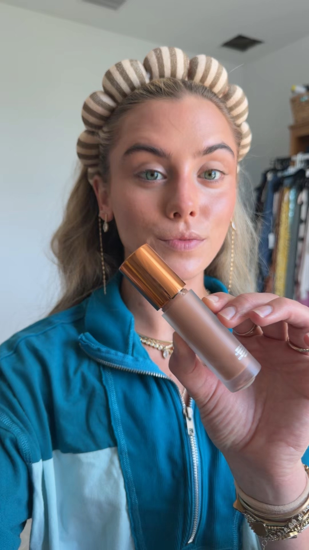 Haus labs shade sand. This waterless formula hydrates and strengthens the skin barrier while it wears. It's waterproof, sweat-proof and humidity-proof, wearing evenly for up to 12 hours. Formulated with Fermented Arnica, Wakame Extract, Coastal Succulent Extract and Hyaluronic Filling Spheres for a smooth, healthy-looking glow.