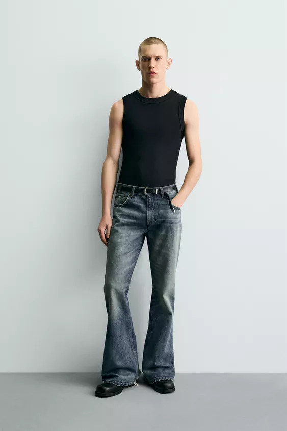 Am Bund schmal und ab dem Knie ausgestellt. Mittelhoher Bund. Festes Gewebe.Jeans im Flare-Fit au... | Zara DE