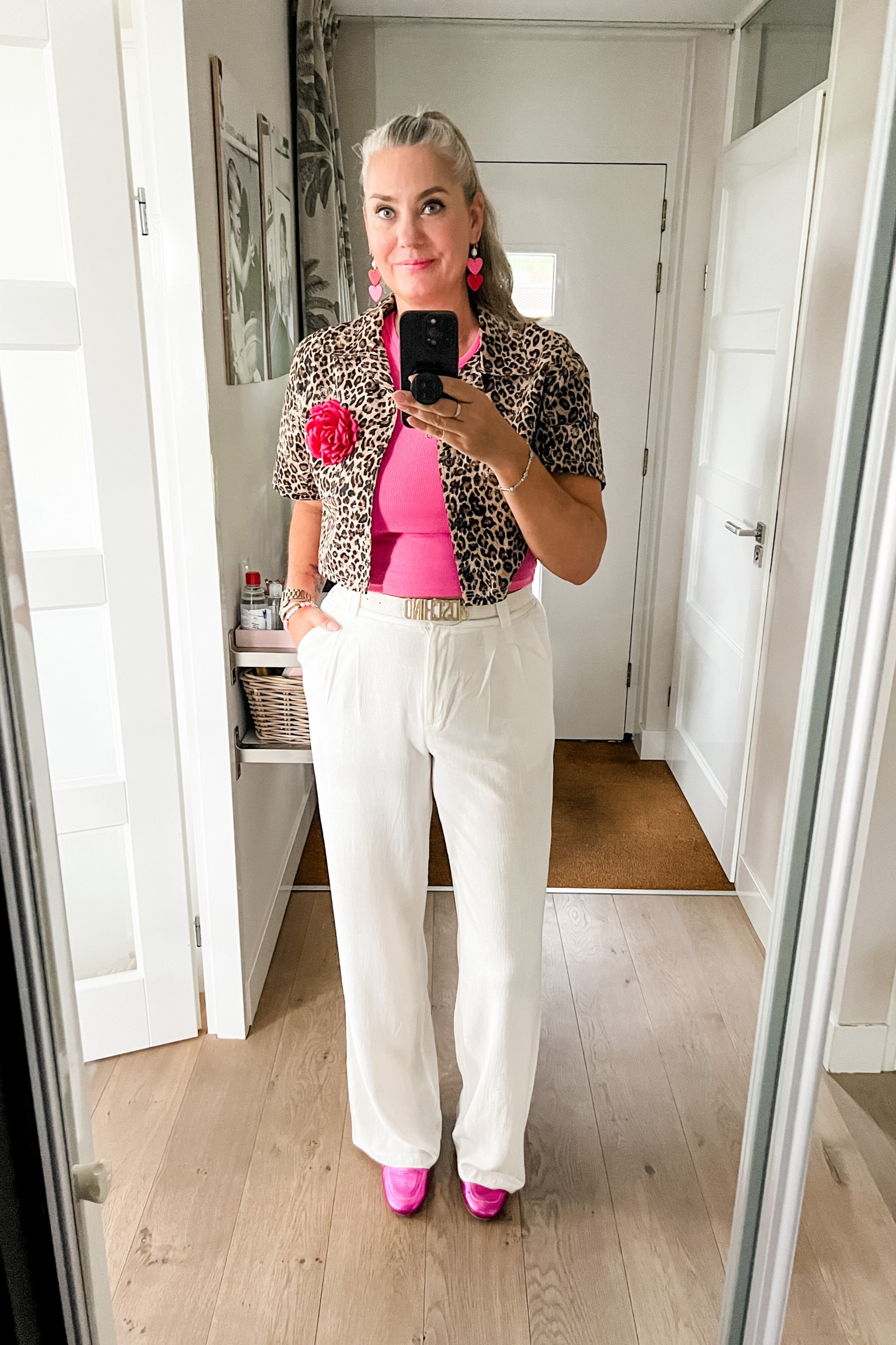 Ootd - Wednesday. Pink cropped tank top under a short sleeve leopard print jacket (actually a cropped shirt but I wear it as a jacket), flower brooch, tall white linen trousers, pink metallic loafers (Emilio Sarto), vintage Moschino belt and heart earrings from studio Vaia. 



#LTKnederlands #LTKeurope #LTKworkwear
