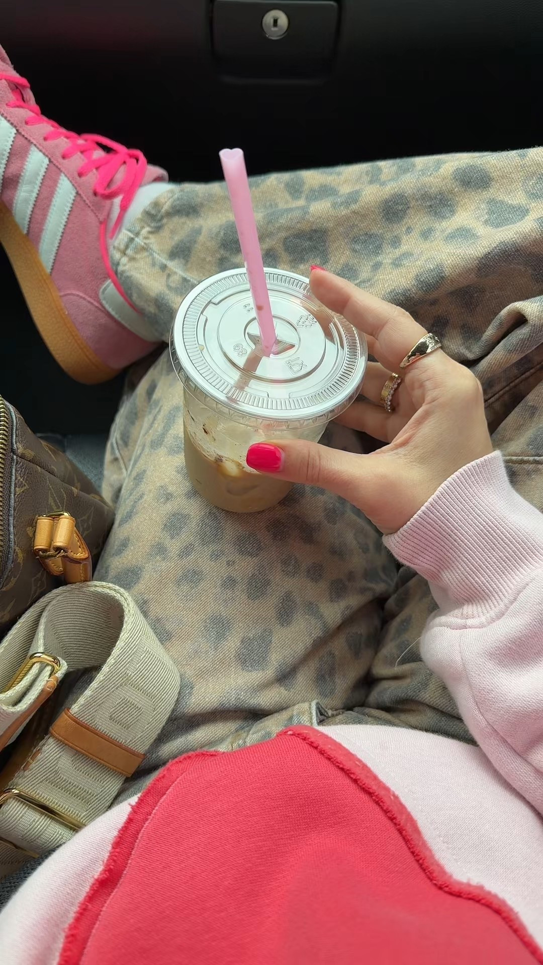 OOTD 
Heart hoodie m
Leopard barrel jeans 26
Pink adidas 

#LTKootd