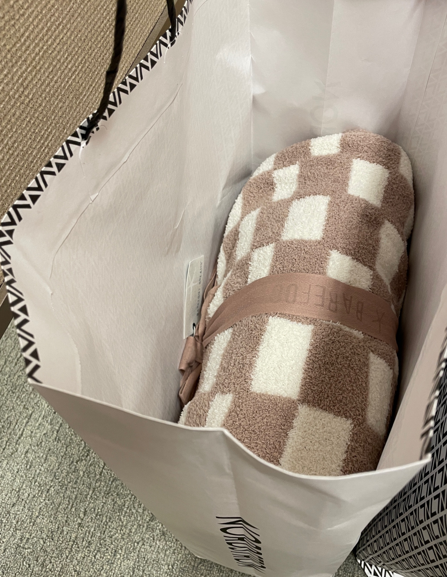 NSale barefoot dreams blanket I took home 🤎
Softest blankets! Must from the sale 


#LTKxNSale #LTKHome