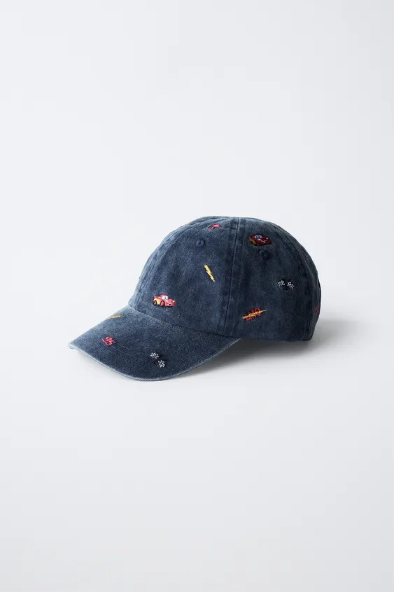 Jeans-Cap mit verstellbarem Verschluss am Hinterkopf. Mit aufwendigen Cars Lightning McQueen-Stic... | Zara DE