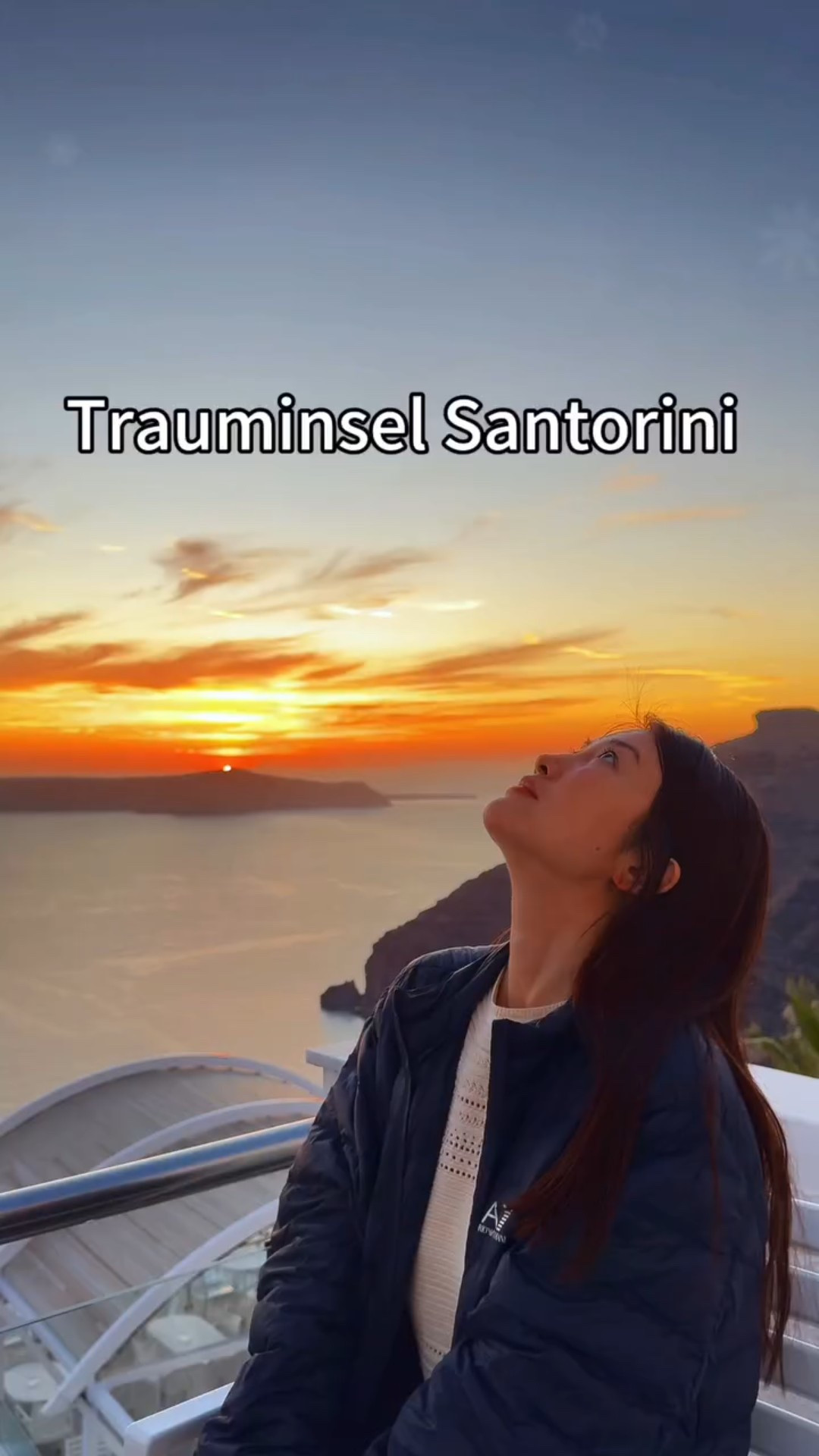 Meine Reise nach Santorini war einfach atemberaubend!
Wir haben die berühmten blauen Kuppeldächer erkundet und einen traumhaften Sonnenuntergang gesehen.
Die Hinfahrt war mit der Fähre 🚢, zurück ging’s mit dem Flugzeug.
Ganz zufällig waren wir auch genau zum religiösen Fest dort – überall auf der Insel gab’s Feuerwerk!
Ich schicke euch liebe Grüße aus Santorini – bleibt glücklich und fröhlich!
#überraschung #urlaub #citygirls #greece #santorini #sunsetlover #sunsets #beauty #outfit #luxury #holiday #hallöchen #traum #insel #feuerwerk #ostern #vlog #reise
