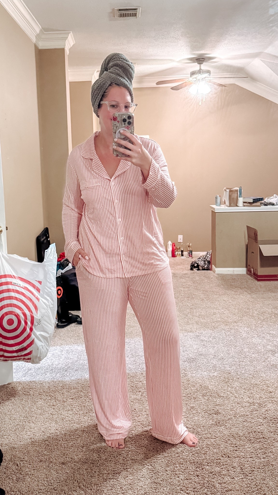 Two weeks post move and we’re still living out of boxes with lots of painting to do. But today I did my first workout in over a month, put on comfy pjs after my shower, and feel a bit of normalcy creeping back in ☺️

Target, pjs, Christmas, cozy

#LTKFindsUnder50 #LTKHoliday #LTKselfcare