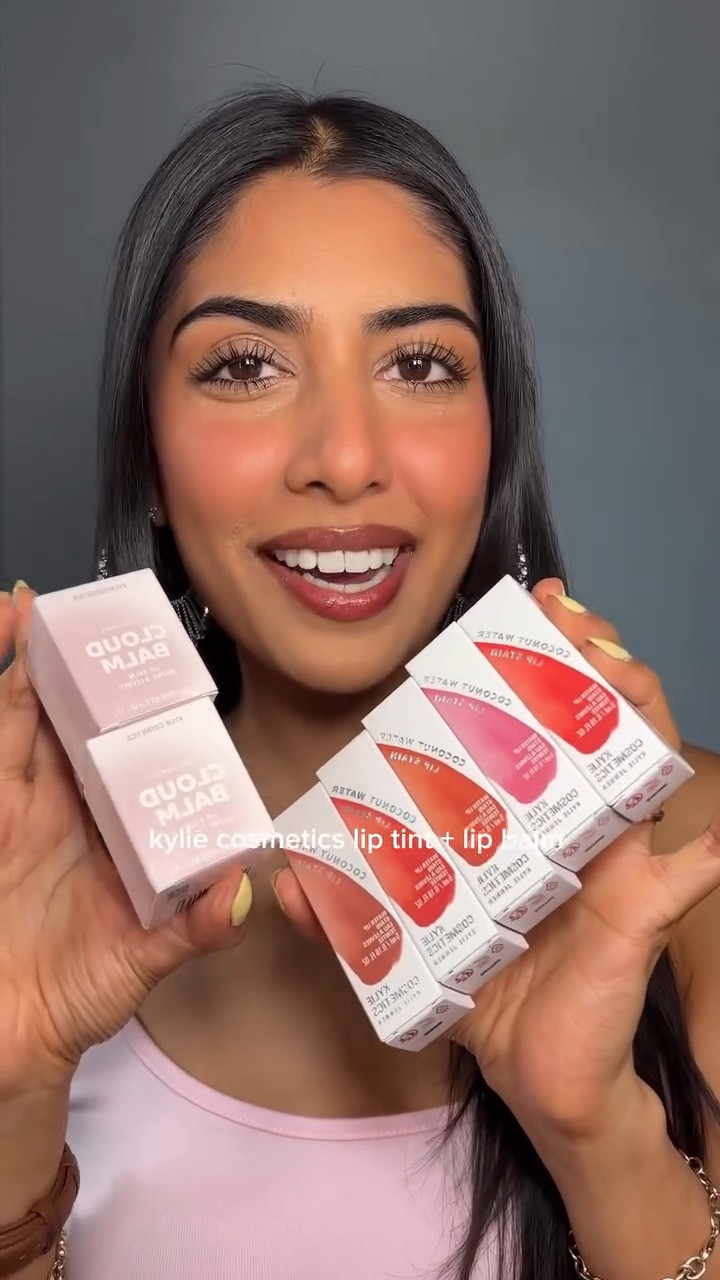Trying out the new @kyliecosmetics lip tint and lip balm 
.
.
.
#kyliecosmetics #liptint #lipbalm #makeupreview