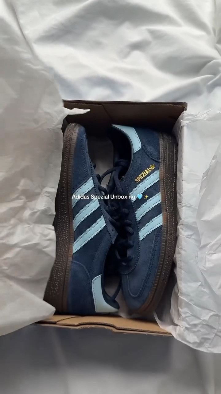 Adidas Spezial Unboxing im Sale 🩵✨
Comment SHOP to get a LINK in chat - Kommentiere SHOP, um den Link im chat zu erhalten

#adidas #sneaker #spezial #adidasspezial #fashion