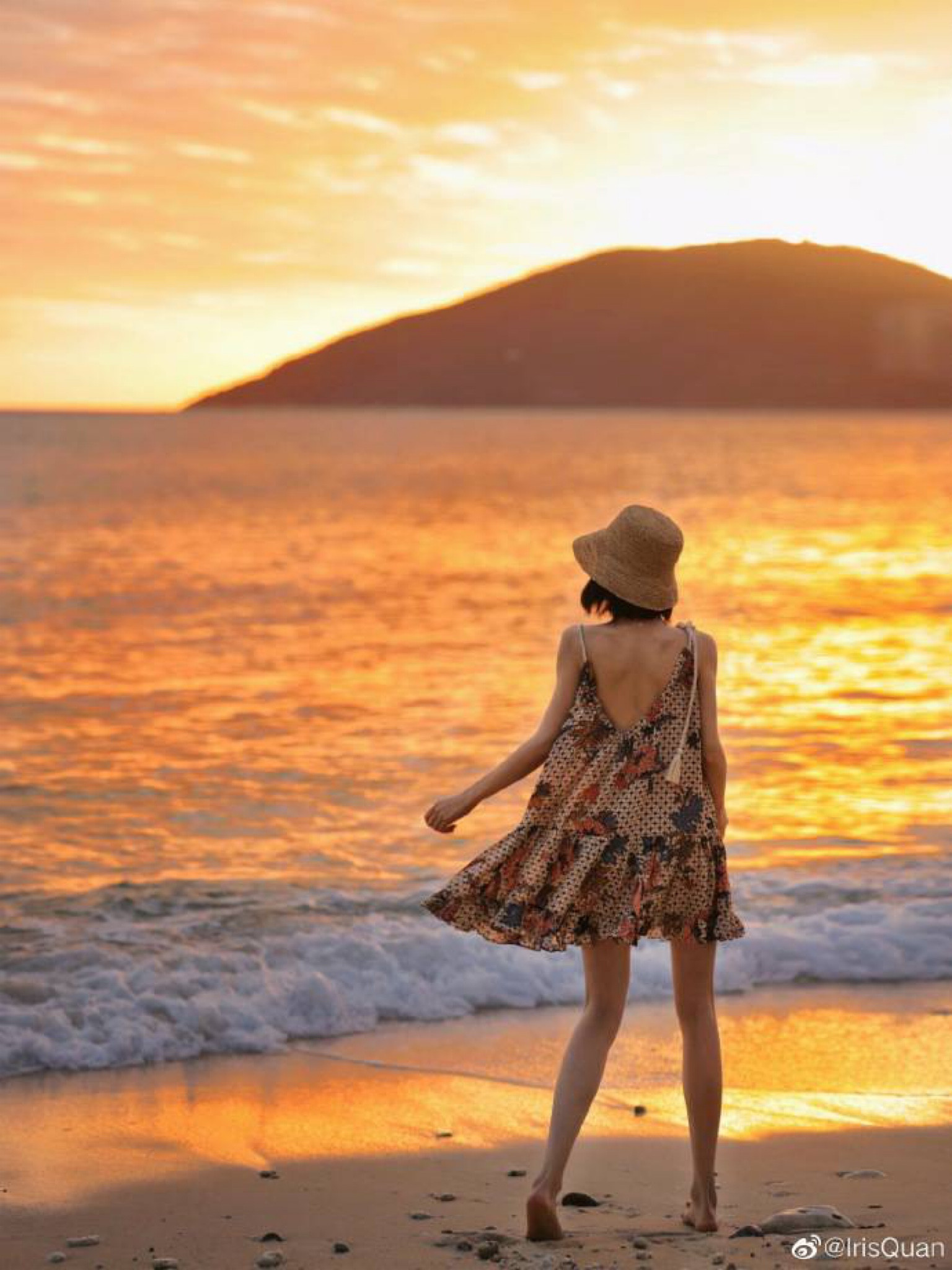 落日沉溺于橘色的海
黄昏日复一日书写着浪漫的明信片。

#Iris_OOTD##遇见美好#  ​​​
#LTKchina #LTKasia

#LTKstyletip #LTKtravel
