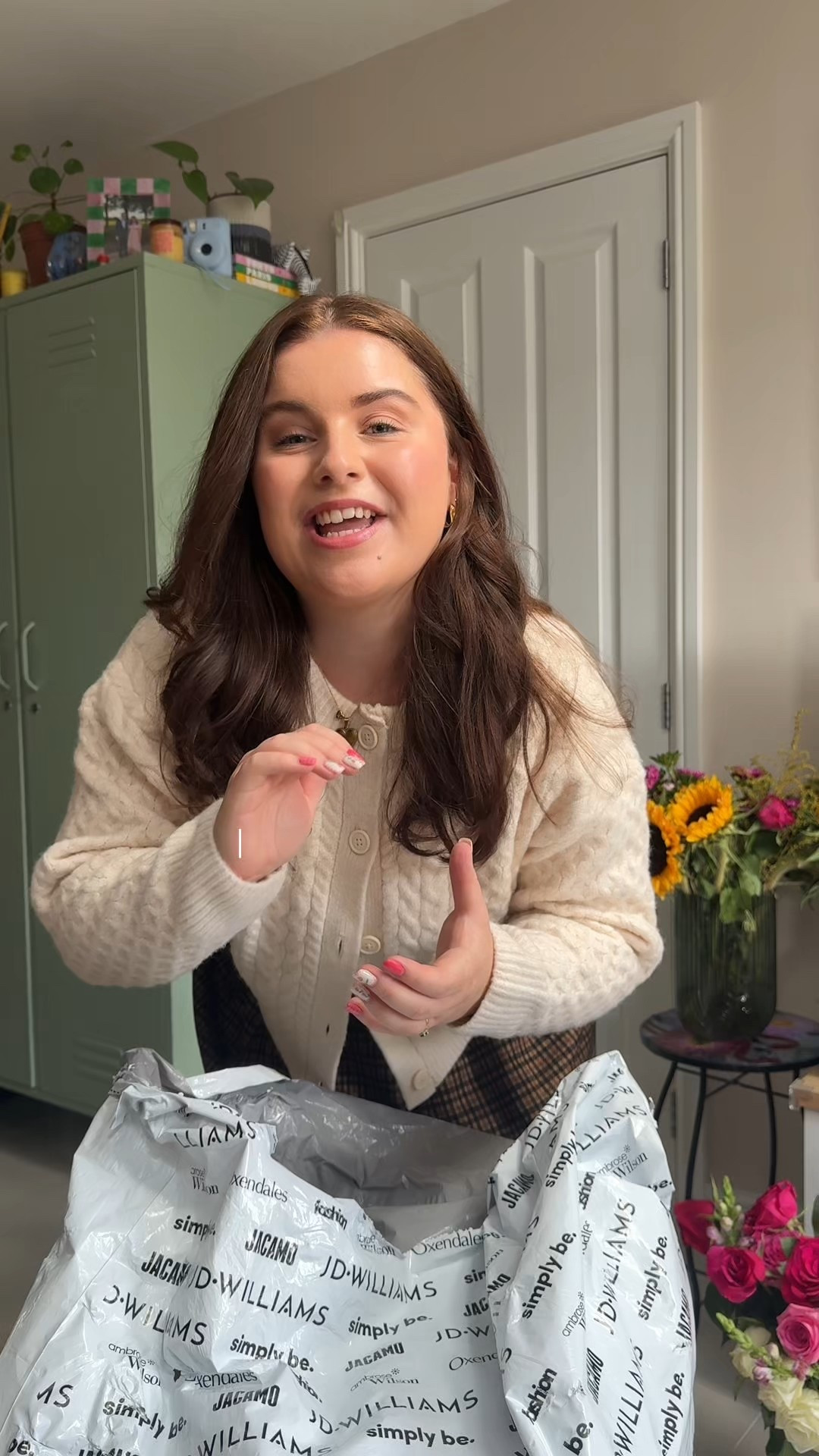 I just found the CUTEST pair of knee boots for autumn that are curvy calf / midsize friendly!! YAYYY!!🍂🤎

My calves measurements are: 16” / 42cm