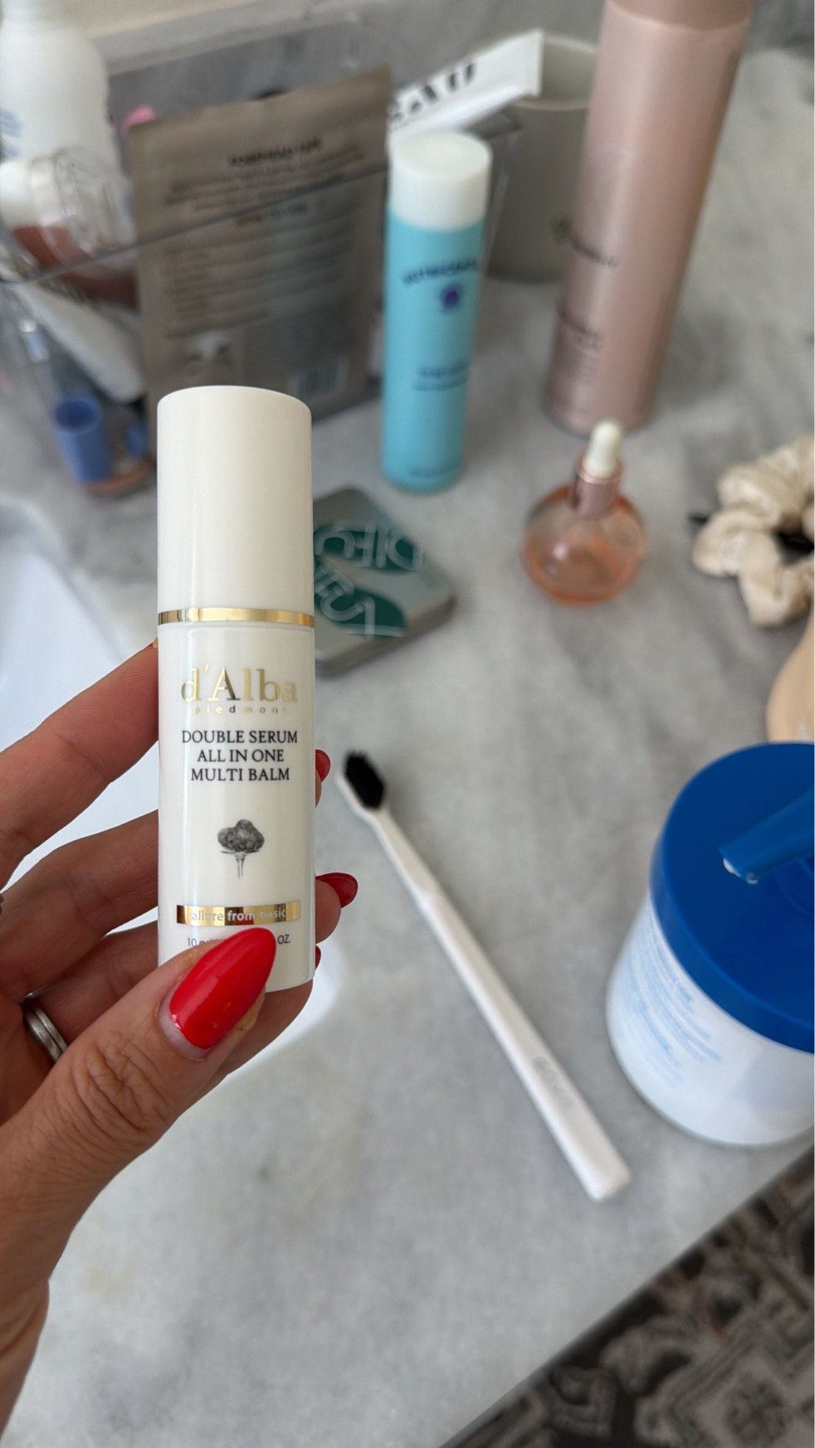 Holy grail under eye serum for prepping skin before concealer!!