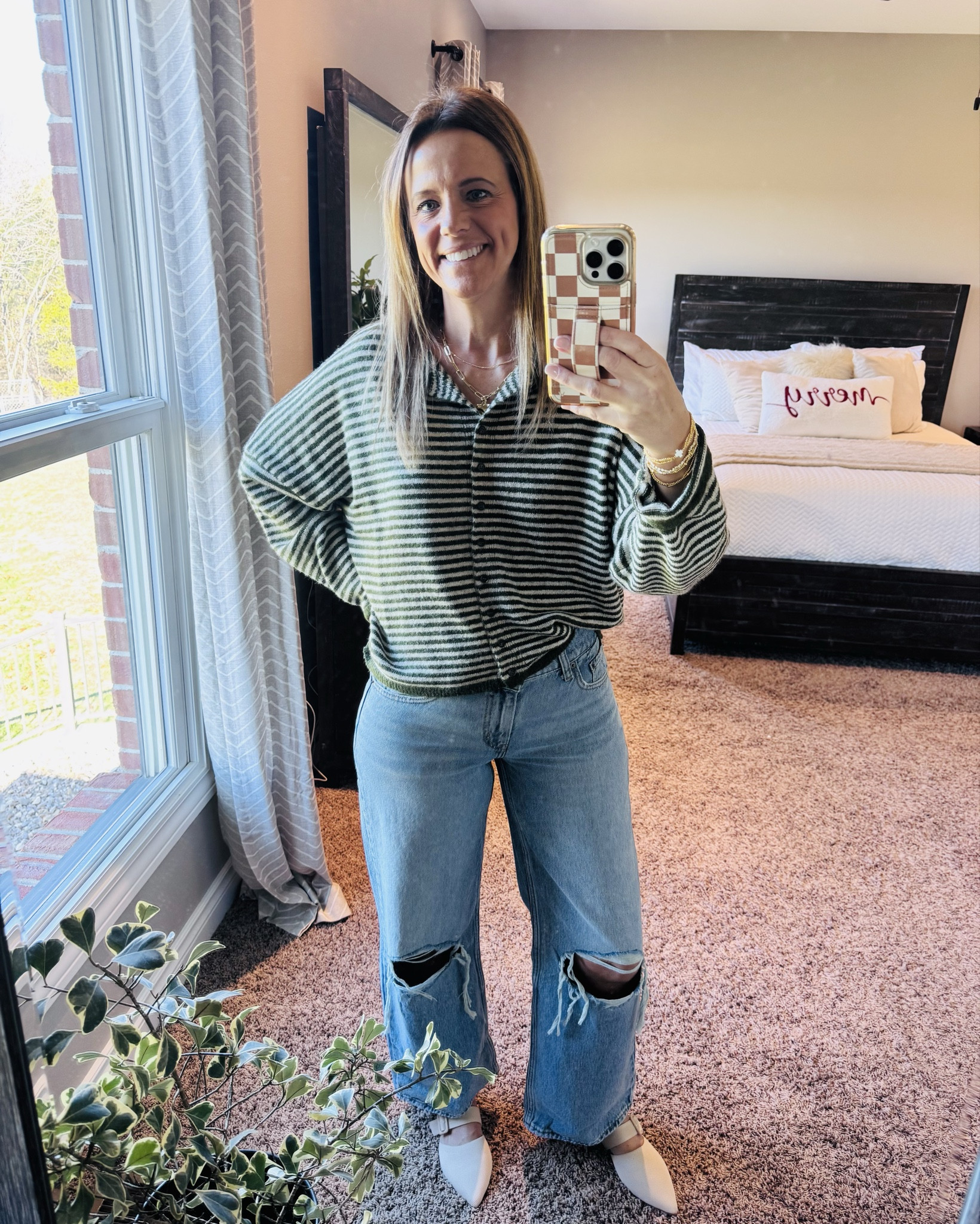 These Levi’s are that perfect lived-in denim 🤍—relaxed, flattering, and just edgy enough with the knee distressing. Paired with this cozy striped top from a local boutique. It's the ultimate casual-cute combo,

#LevisStyle #WildflowerLane #EverydayOutfit #DenimLove #CasualChic

#LTKmomlife #LTKootd #LTKOver40